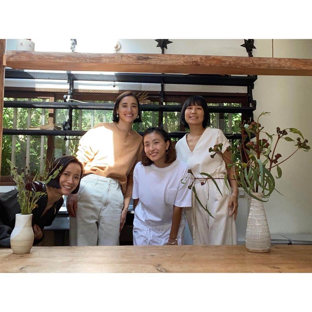 一色紗英のインスタグラム：「◯ お天気と人に恵まれて 東京展示会＆葉山受注会は　 無事に終わりました　  お越し頂いた皆さま ありがとうございました  身近な人が実際に手に取り お気に入りを探そうとする姿に 感謝を呟いたり  短所を指摘された時には ARCHIの在り方が問われました  22年間の道のりを絶やさないように 皆さんの手元に届くまで スタッフ一同精進してまいります  よし海へ行こう」