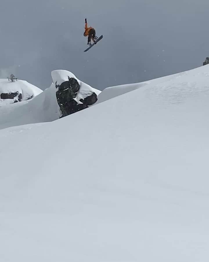 Smithのインスタグラム：「One and done w/ @austinbsmith. 📲: @pete_alport #snowboarding」