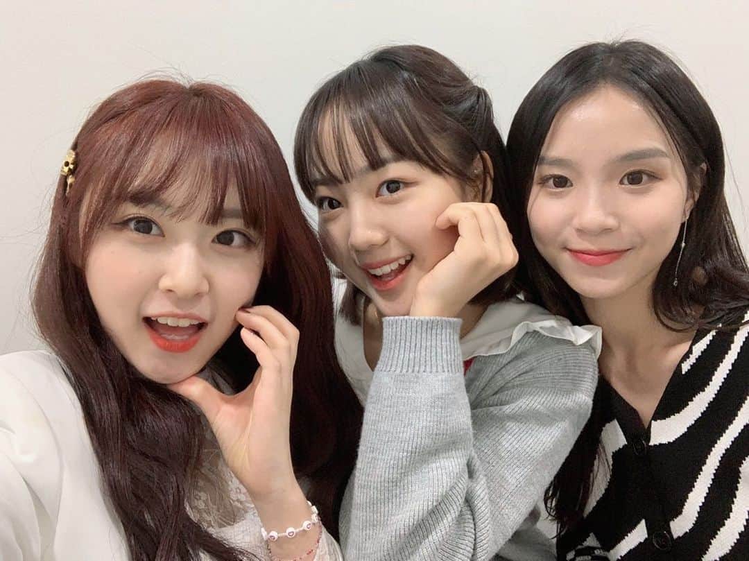 岸田莉里花のインスタグラム：「ㆍ スマイルセル再会😊💕💕 1枚目は最終回の日、2枚目は8月！ 3人で絶対一緒にデビューしようって毎日言って頑張ってたよね😌🤙 いつかステージで会いたいね❤️ みなさん、スマイルセルは永遠ですよね？？😊  스마일셀 재회😊💕 첫 번째 사진은 마지막회 날이고 2 번째 사진은 8월!!! 3명이서 꼭 같이 데뷔하자고 매일 말하고 열심히 연습 했잖아 우리 😌🤙 언젠가 무대에서 만나고 싶다❤️ 여러분, 스마일셀은 영원이죠?😊 #스마일셀」