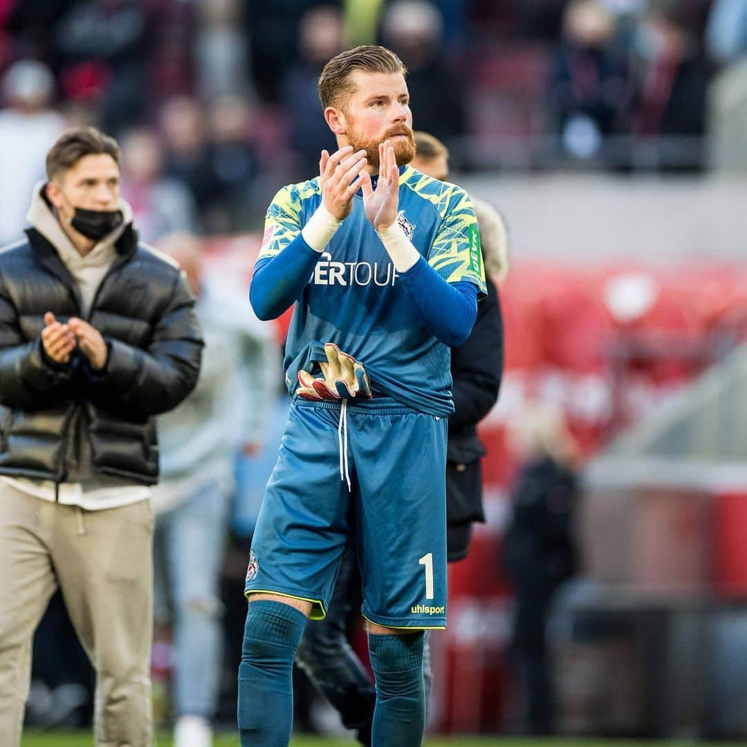 ティモ・ホルンさんのインスタグラム写真 - (ティモ・ホルンInstagram)「Dieses Stadion mit euch Fans ist etwas ganz besonderes! Als Team Moral bewiesen und stark zurückgekommen… Danke für euren Support 👏」10月26日 1時15分 - timohorn_1