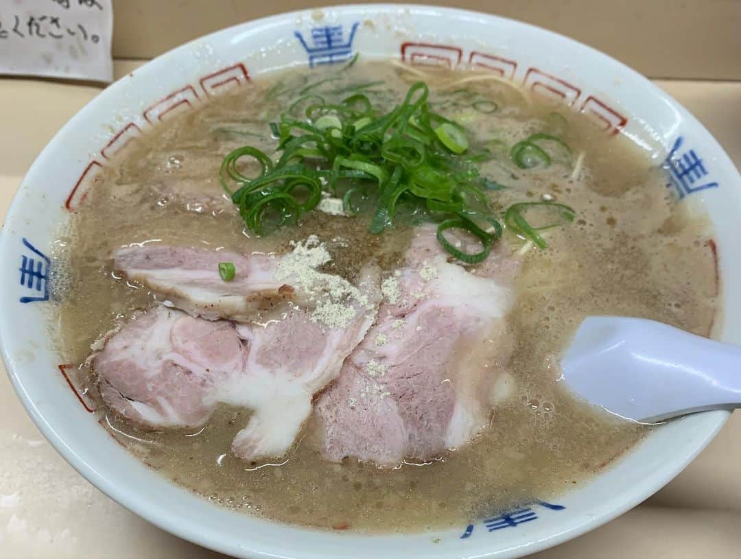 内山信二のインスタグラム：「久しぶりに八ちゃんラーメン🍜  うまか〜😆😆😆」