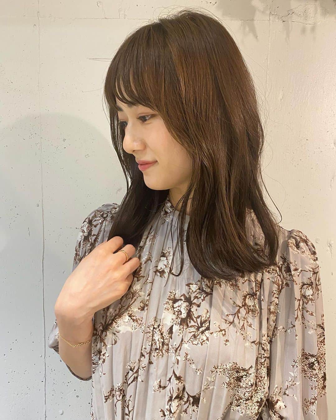 のインスタグラム：「new hair✂︎♡ ⁡ ⁡ 伸ばしていた髪を切りました💇‍♀️ この長さは落ち着く…❣️ ⁡ @enci_kondo いつもありがとうございます😌 ⁡ #haircut  #ミディアム  #くびれヘア」