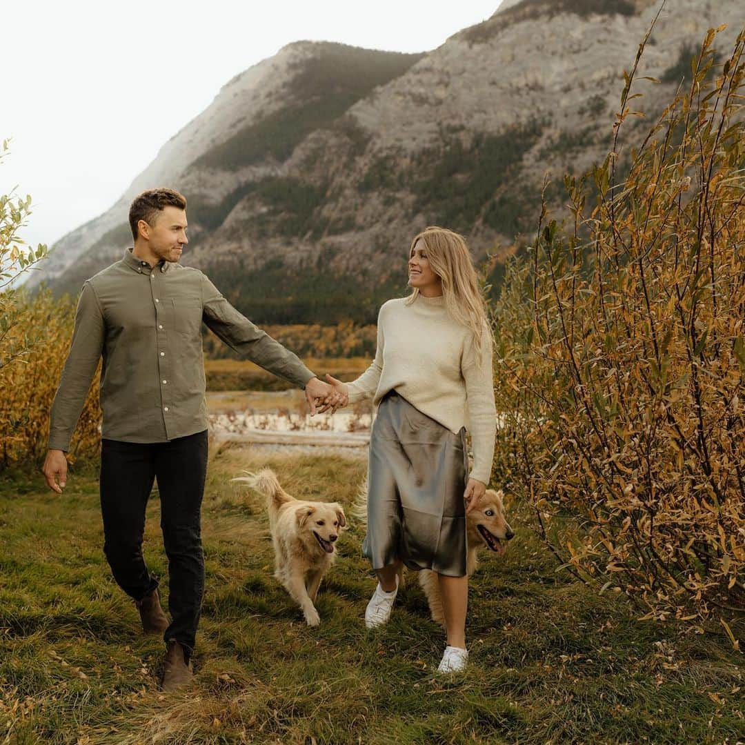 ブリタニー・ロジャースさんのインスタグラム写真 - (ブリタニー・ロジャースInstagram)「did you honestly expect that the dogs wouldn’t be the stars of our engagement shoot???  i am OBSESSED @maloriereiterphoto 😭🧡」10月26日 3時07分 - brittyrogers