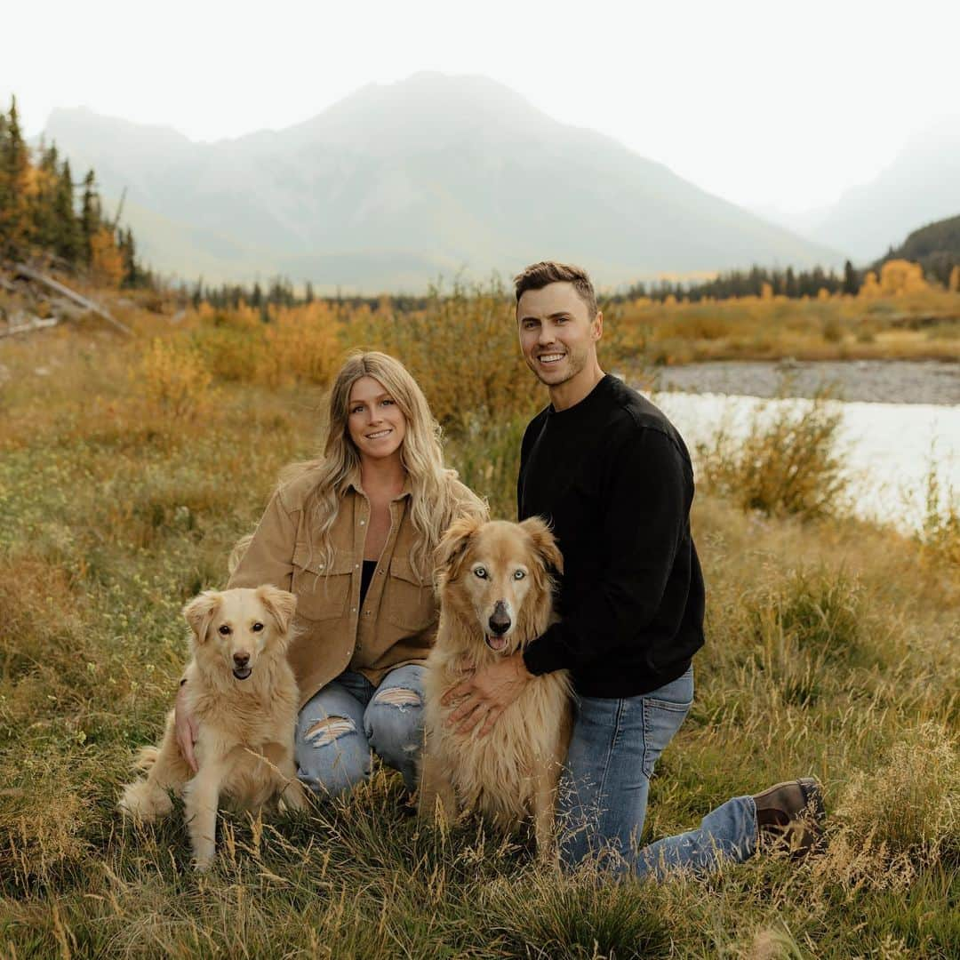 ブリタニー・ロジャースさんのインスタグラム写真 - (ブリタニー・ロジャースInstagram)「did you honestly expect that the dogs wouldn’t be the stars of our engagement shoot???  i am OBSESSED @maloriereiterphoto 😭🧡」10月26日 3時07分 - brittyrogers