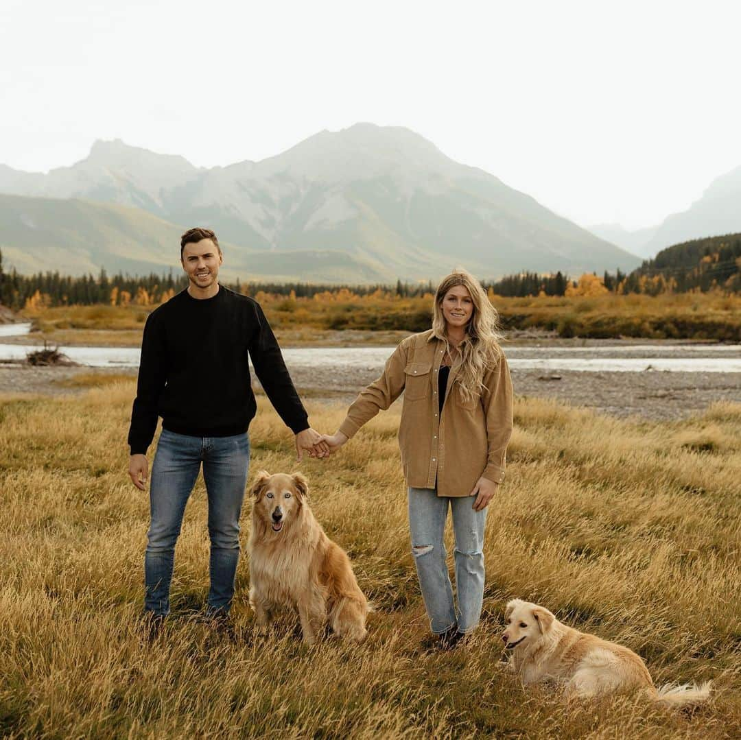 ブリタニー・ロジャースのインスタグラム：「did you honestly expect that the dogs wouldn’t be the stars of our engagement shoot???  i am OBSESSED @maloriereiterphoto 😭🧡」