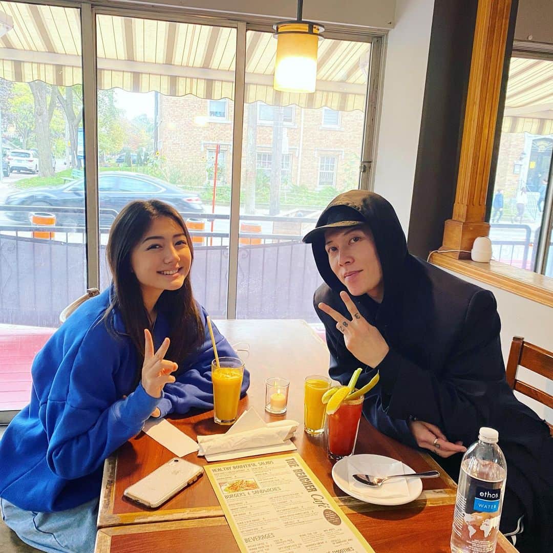 のインスタグラム：「Kate… you’d better hurry if you want to save Ani chan…  HA - HA - HA - HA - HA  - Jojima   Such a sweet reunion w/ @miku.martineau at her parents’ restaurant @the_beacher_cafe Super Yum!   Keep rockin, Miku!  M」