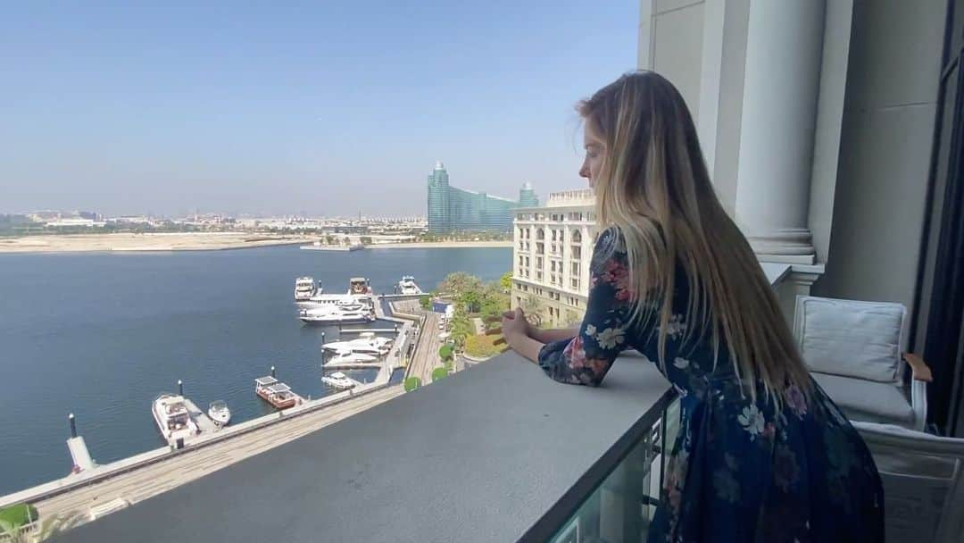 クリスタル・ハリスのインスタグラム：「Summary of my time in Dubai, such a unique and wonderful place ⁣ ⁣ ✨⁣ ⁣ Thanks @ryanmalaty for putting this video together. Had so much fun with you.」