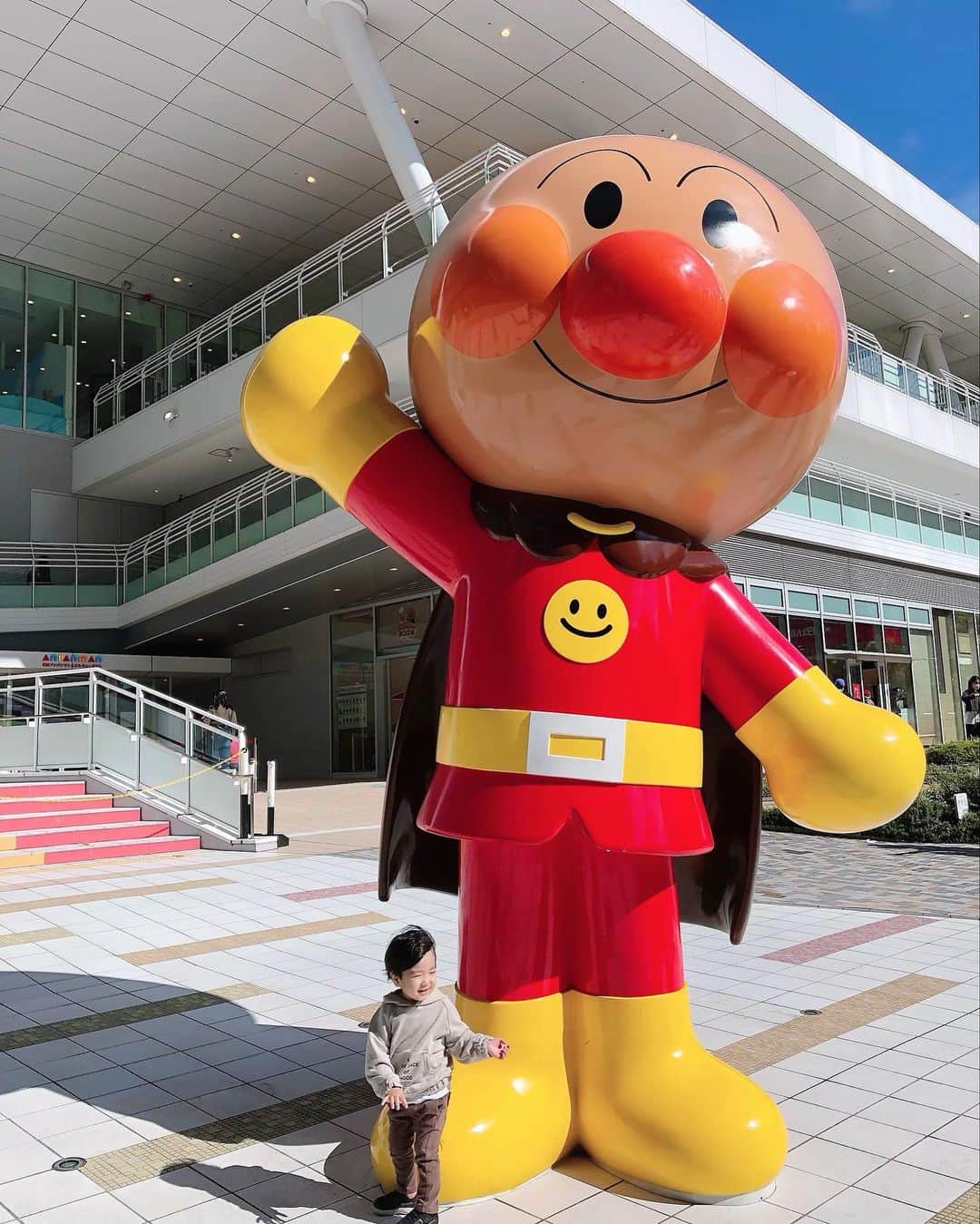 菊地あやかさんのインスタグラム写真 - (菊地あやかInstagram)「. 久しぶりのアンパンマン ミュージアム(⚈ ̍̑⚈͜ ̍̑⚈)！！ 10月25日〜29日まで子供料金 無料ってテレビで見て繋がらない なか頑張って取れました〜🥺🤍 大人料金と変わらない子供料金が 無料ってすごくでかいよ🥺？！笑 3人の中で1番アンパンマンブームを迎えてる次男、、、 楽しんでて良かった🥰🔥 ばいきんまんステージ可愛すぎて 自分が夢中になってた、、、 チケット取れた方楽しんできてください♡ 予想通り混んでると思っていて良いです🥺‼️笑 #アンパンマンミュージアム  #アンパンマン #3人兄弟 #次男」10月26日 16時52分 - ayaka_official06