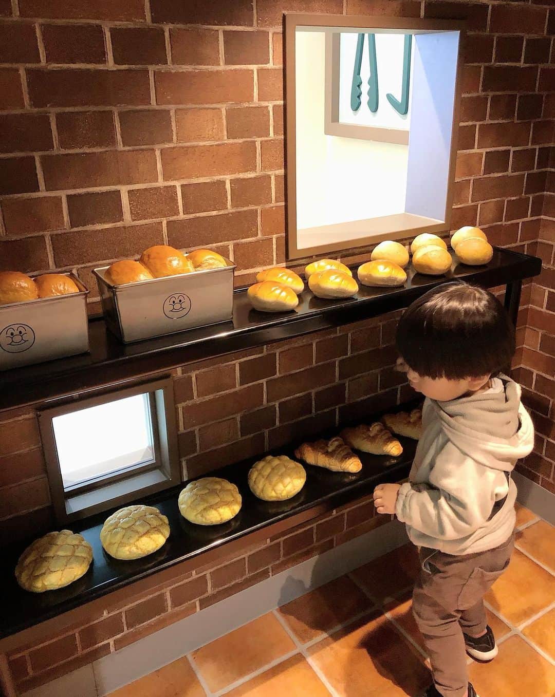 菊地あやかさんのインスタグラム写真 - (菊地あやかInstagram)「. 久しぶりのアンパンマン ミュージアム(⚈ ̍̑⚈͜ ̍̑⚈)！！ 10月25日〜29日まで子供料金 無料ってテレビで見て繋がらない なか頑張って取れました〜🥺🤍 大人料金と変わらない子供料金が 無料ってすごくでかいよ🥺？！笑 3人の中で1番アンパンマンブームを迎えてる次男、、、 楽しんでて良かった🥰🔥 ばいきんまんステージ可愛すぎて 自分が夢中になってた、、、 チケット取れた方楽しんできてください♡ 予想通り混んでると思っていて良いです🥺‼️笑 #アンパンマンミュージアム  #アンパンマン #3人兄弟 #次男」10月26日 16時52分 - ayaka_official06