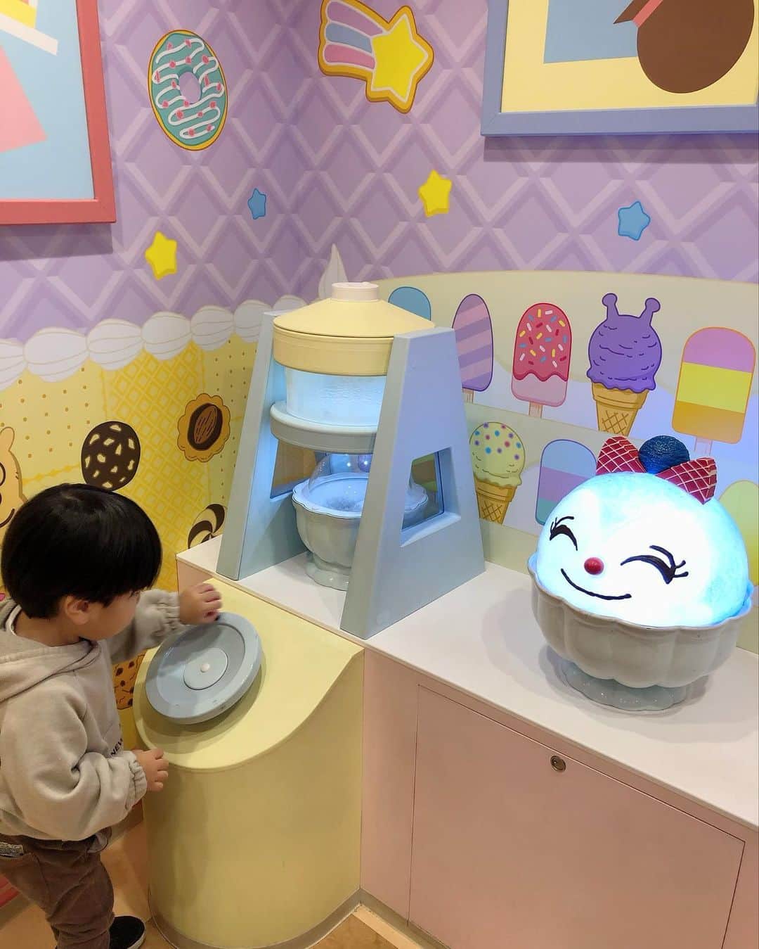 菊地あやかさんのインスタグラム写真 - (菊地あやかInstagram)「. 久しぶりのアンパンマン ミュージアム(⚈ ̍̑⚈͜ ̍̑⚈)！！ 10月25日〜29日まで子供料金 無料ってテレビで見て繋がらない なか頑張って取れました〜🥺🤍 大人料金と変わらない子供料金が 無料ってすごくでかいよ🥺？！笑 3人の中で1番アンパンマンブームを迎えてる次男、、、 楽しんでて良かった🥰🔥 ばいきんまんステージ可愛すぎて 自分が夢中になってた、、、 チケット取れた方楽しんできてください♡ 予想通り混んでると思っていて良いです🥺‼️笑 #アンパンマンミュージアム  #アンパンマン #3人兄弟 #次男」10月26日 16時52分 - ayaka_official06