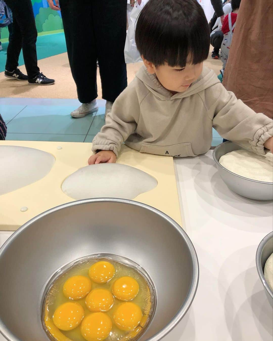 菊地あやかさんのインスタグラム写真 - (菊地あやかInstagram)「. 久しぶりのアンパンマン ミュージアム(⚈ ̍̑⚈͜ ̍̑⚈)！！ 10月25日〜29日まで子供料金 無料ってテレビで見て繋がらない なか頑張って取れました〜🥺🤍 大人料金と変わらない子供料金が 無料ってすごくでかいよ🥺？！笑 3人の中で1番アンパンマンブームを迎えてる次男、、、 楽しんでて良かった🥰🔥 ばいきんまんステージ可愛すぎて 自分が夢中になってた、、、 チケット取れた方楽しんできてください♡ 予想通り混んでると思っていて良いです🥺‼️笑 #アンパンマンミュージアム  #アンパンマン #3人兄弟 #次男」10月26日 16時52分 - ayaka_official06