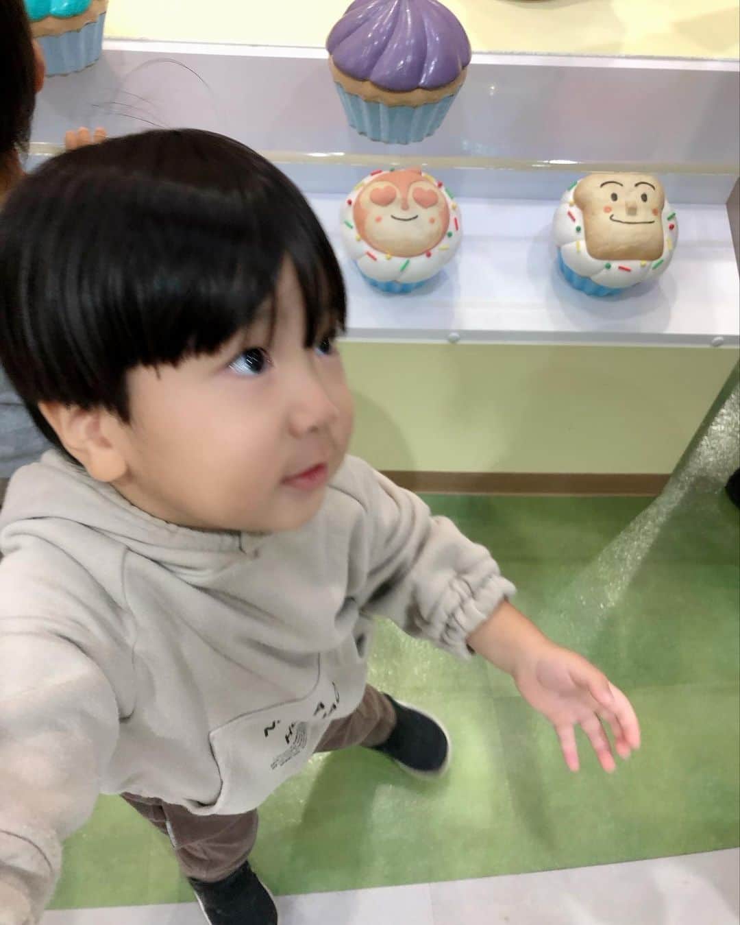 菊地あやかさんのインスタグラム写真 - (菊地あやかInstagram)「. 久しぶりのアンパンマン ミュージアム(⚈ ̍̑⚈͜ ̍̑⚈)！！ 10月25日〜29日まで子供料金 無料ってテレビで見て繋がらない なか頑張って取れました〜🥺🤍 大人料金と変わらない子供料金が 無料ってすごくでかいよ🥺？！笑 3人の中で1番アンパンマンブームを迎えてる次男、、、 楽しんでて良かった🥰🔥 ばいきんまんステージ可愛すぎて 自分が夢中になってた、、、 チケット取れた方楽しんできてください♡ 予想通り混んでると思っていて良いです🥺‼️笑 #アンパンマンミュージアム  #アンパンマン #3人兄弟 #次男」10月26日 16時52分 - ayaka_official06