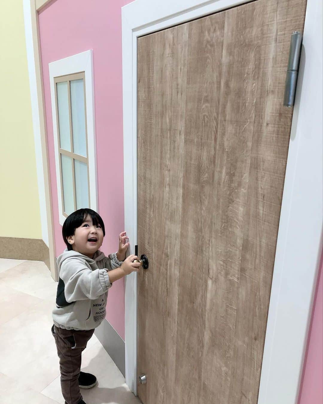 菊地あやかさんのインスタグラム写真 - (菊地あやかInstagram)「. 久しぶりのアンパンマン ミュージアム(⚈ ̍̑⚈͜ ̍̑⚈)！！ 10月25日〜29日まで子供料金 無料ってテレビで見て繋がらない なか頑張って取れました〜🥺🤍 大人料金と変わらない子供料金が 無料ってすごくでかいよ🥺？！笑 3人の中で1番アンパンマンブームを迎えてる次男、、、 楽しんでて良かった🥰🔥 ばいきんまんステージ可愛すぎて 自分が夢中になってた、、、 チケット取れた方楽しんできてください♡ 予想通り混んでると思っていて良いです🥺‼️笑 #アンパンマンミュージアム  #アンパンマン #3人兄弟 #次男」10月26日 16時52分 - ayaka_official06