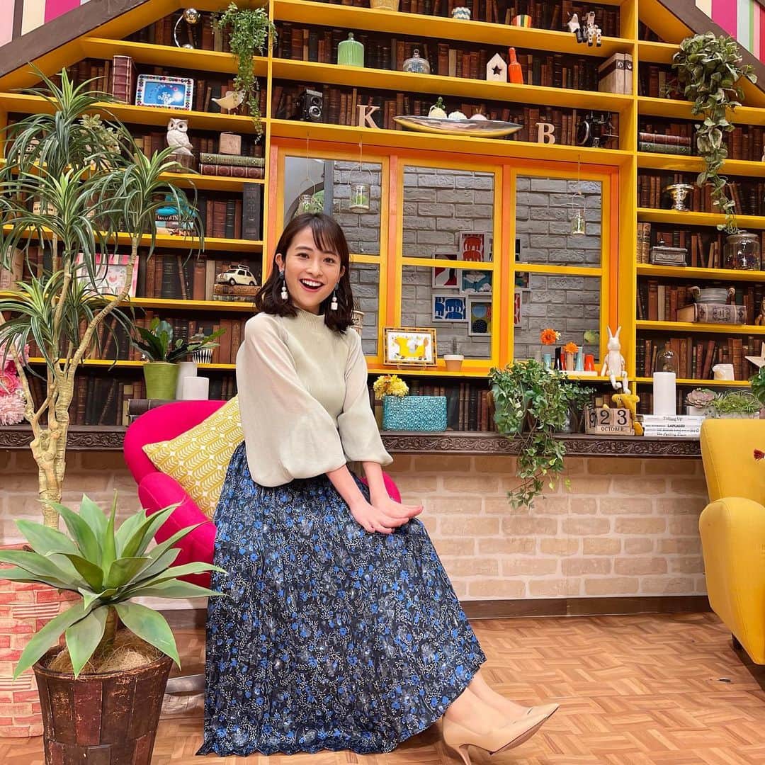 日比麻音子のインスタグラム：「ブランチのセットがかわいくて 放送が終わってからも はしゃいでしまう日比です🤭  細部までブランチの文字が〜すごい〜  袖がかわいいお衣装でした🍃 ブラウス：STUNNING LURE スカート：CASA FLINE (お問い合わせくださり ありがとうございます♪)  #王様のブランチ」