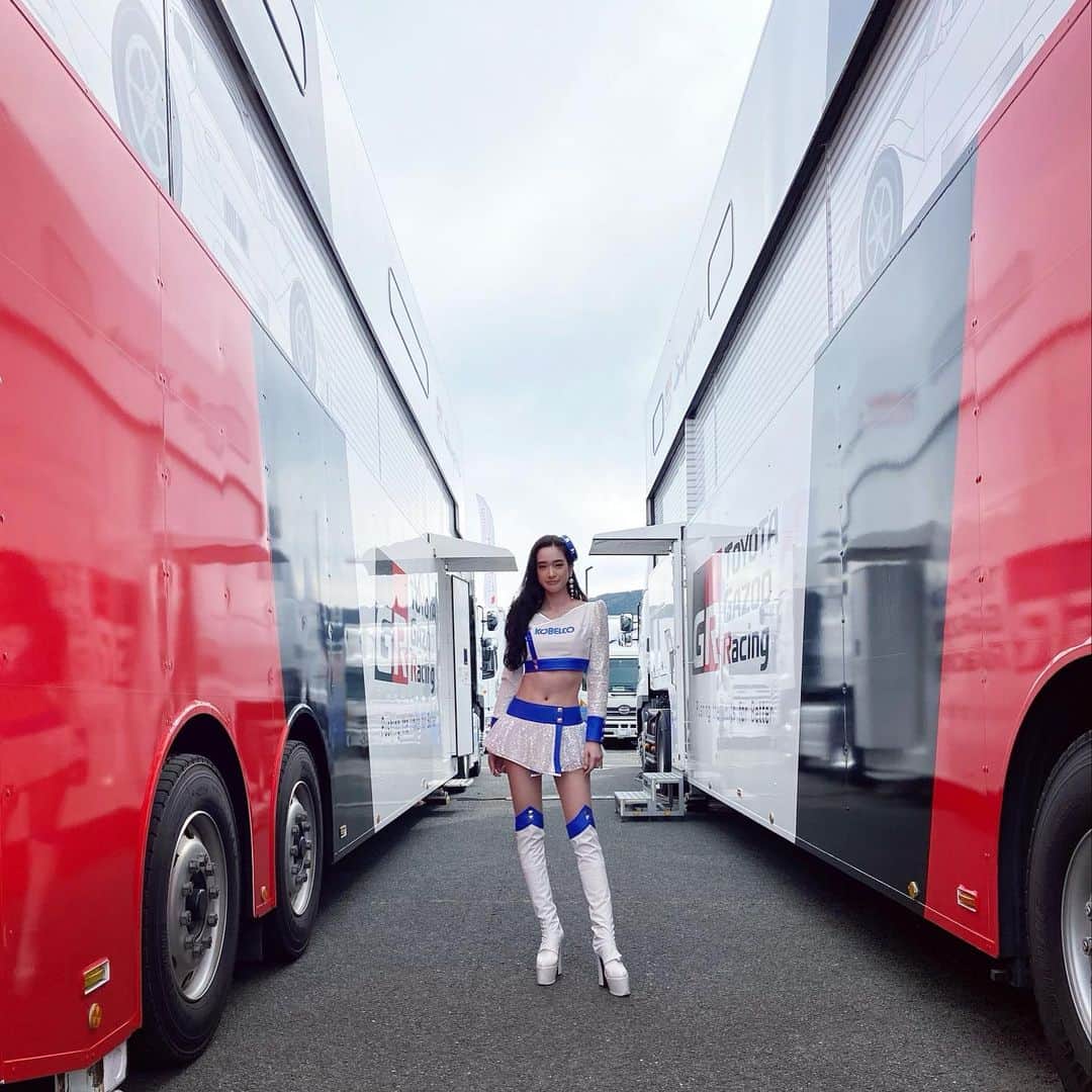 太田麻美さんのインスタグラム写真 - (太田麻美Instagram)「KOBELCO GIRLS💙🤍  #racequeen #rq #model #costume #supergt #レースクイーン #コスチューム #冬コスチューム #コベルコガールズ」10月26日 15時40分 - asami0523