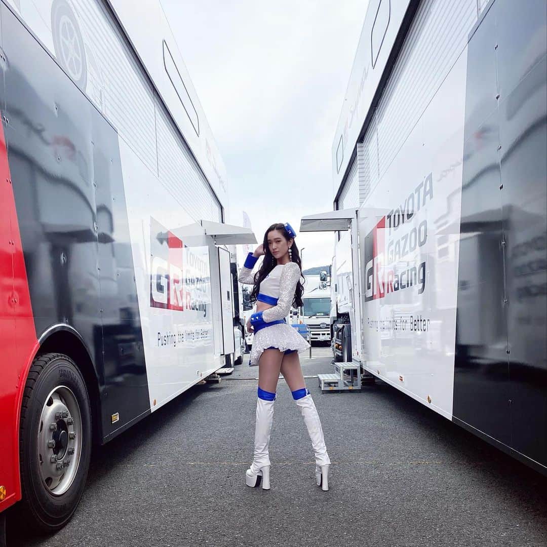 太田麻美のインスタグラム：「KOBELCO GIRLS💙🤍  #racequeen #rq #model #costume #supergt #レースクイーン #コスチューム #冬コスチューム #コベルコガールズ」