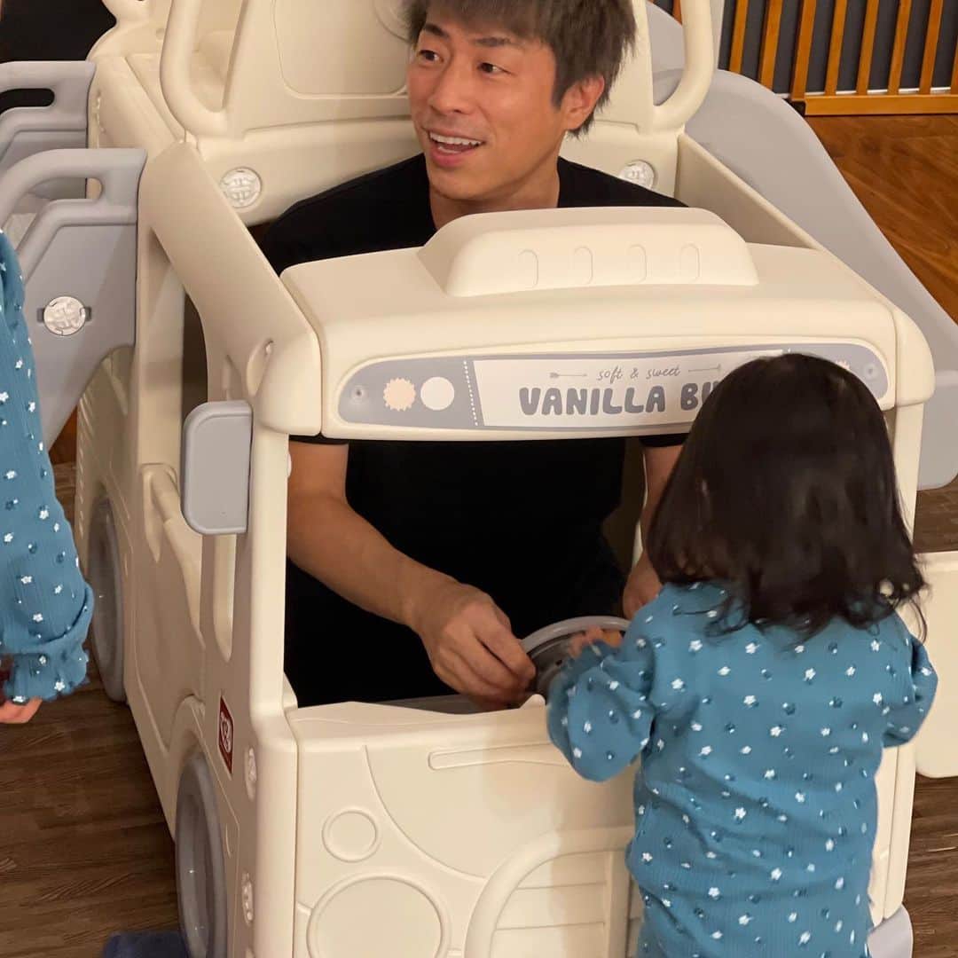 田村淳のインスタグラム：「バスの運転手さんやってます^_^ ２名の乗客が暴れてカオスですw  #バス #カオス #５歳  #1歳」