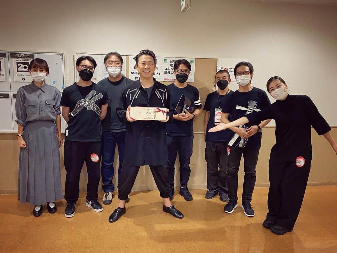 上妻宏光のインスタグラム：「20周年特別公演が無事終了しました。  ご来場いただいた皆さん本当にありがとうございました😭  スタッフから20周年にかけて20年前のワインを頂きました、、、ウウウ、、、 涙が、、、 由紀さおりさんからも差し入れ、、、  綺麗なお花も、、、  リハーサルで1stアルバムの曲を弾けばデビューからお世話になった木村さんを偲び、田原坂を唄えば六三四の小針さんを思うなど箇所箇所で関係者そしてサポートメンバーに目頭が熱くなった。  自分が納得できる人生そして人に喜んでもらえる人間でありたい。  皆さん本当にありがとう😭  #押尾コータロー #東儀秀樹 #由紀さおり #伊賀拓郎 #渡邉裕美  #はたけやま裕 #ゆよゆっぺ #オーチャードホール #10周年と同じ場所で #ありがとうございます🙏  #幸せな時間」