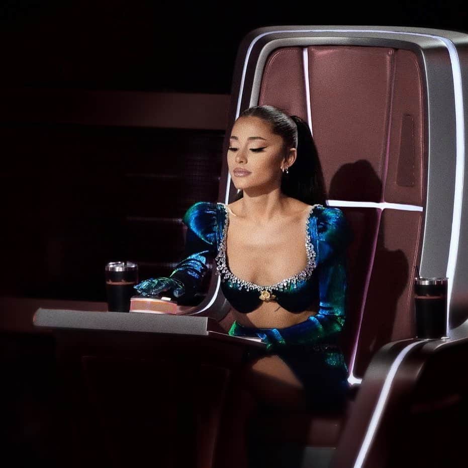 アリアナ・グランデのインスタグラム：「the knockouts start tonight @nbcthevoice :) #teamariana」