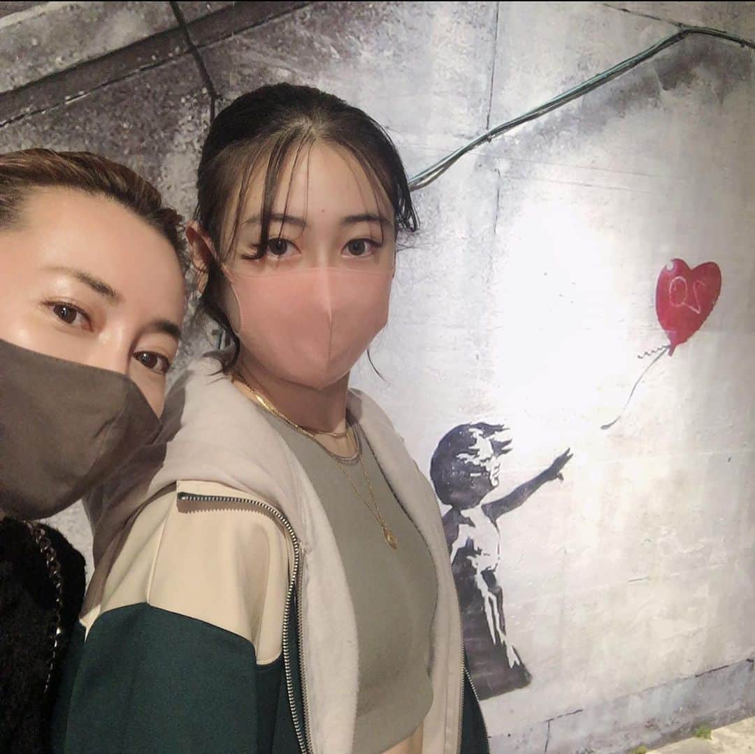 新山千春さんのインスタグラム写真 - (新山千春Instagram)「バンクシー展に 娘と一緒に行ってきたよ✨  3年前にNYで娘と歩いてめちゃくちゃ探して 街の人に聞いてやっと見つけた 　バンクシーの壁画！！  ここでまた会えた。。  絵の背景を 娘はどんな風に感じとったかな？  親子でartにふれる時間は これからも大事にしていきたいな ✨  #banksy  #Japan #ny #バンクシー #バンクシー展 #バンクシーって誰展  #親子 #新山千春」10月26日 8時23分 - chiharuuu_0114