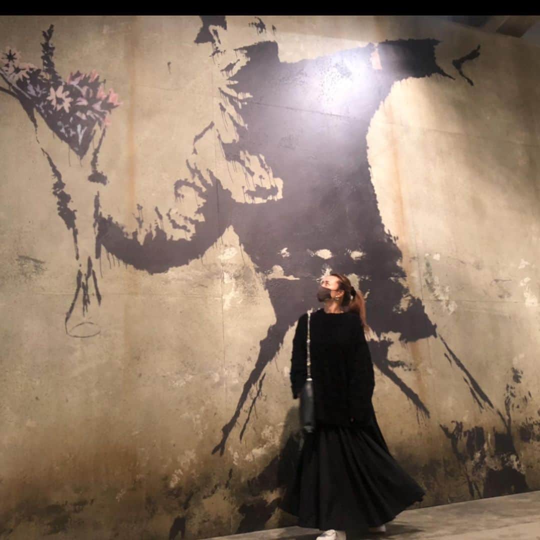 新山千春さんのインスタグラム写真 - (新山千春Instagram)「バンクシー展に 娘と一緒に行ってきたよ✨  3年前にNYで娘と歩いてめちゃくちゃ探して 街の人に聞いてやっと見つけた 　バンクシーの壁画！！  ここでまた会えた。。  絵の背景を 娘はどんな風に感じとったかな？  親子でartにふれる時間は これからも大事にしていきたいな ✨  #banksy  #Japan #ny #バンクシー #バンクシー展 #バンクシーって誰展  #親子 #新山千春」10月26日 8時23分 - chiharuuu_0114