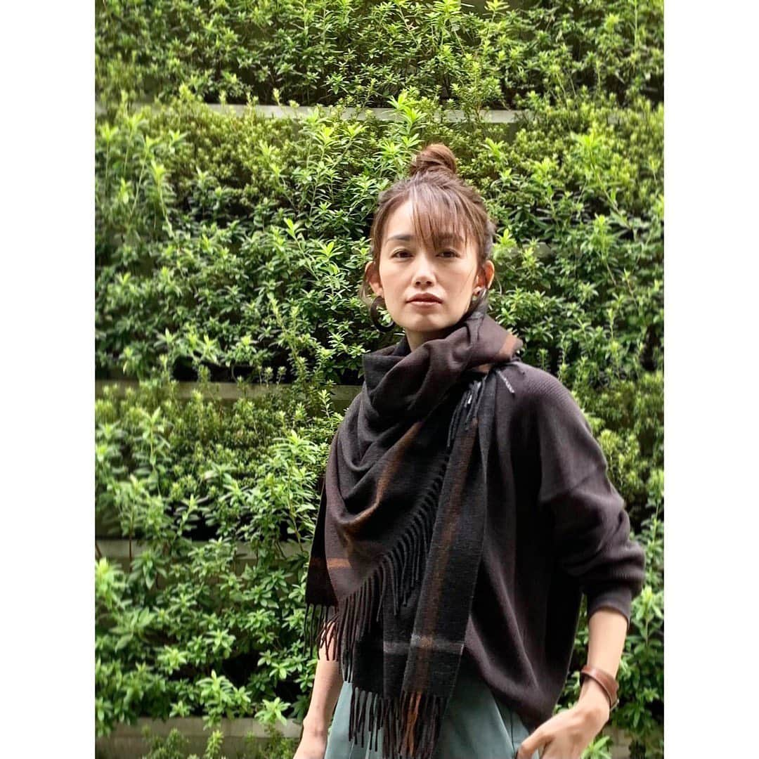 武藤京子さんのインスタグラム写真 - (武藤京子Instagram)「* * 昨日は インスタ投稿しようとすると エラー表示が出て 投稿できず💦💦 (ストーリーだけ出来たのは謎) * * オーダーしていて 届くのを 首を長〜くして待っていた Joshua Ellis のストール * 迷いに迷って 今季選んだのは 巻くと ブラウンが出てきたり、 グレーが出てきたり、 巻き方によって表情が変わる1枚 * シンプルなコーディネートを 格上げしてくれる頼もしい存在✨ * #joshuaellis #ジョシュアエリス #カシミアストール #武藤巻き #アメブロ更新しました」10月26日 8時54分 - kyokomuto0628