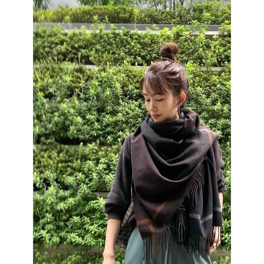 武藤京子さんのインスタグラム写真 - (武藤京子Instagram)「* * 昨日は インスタ投稿しようとすると エラー表示が出て 投稿できず💦💦 (ストーリーだけ出来たのは謎) * * オーダーしていて 届くのを 首を長〜くして待っていた Joshua Ellis のストール * 迷いに迷って 今季選んだのは 巻くと ブラウンが出てきたり、 グレーが出てきたり、 巻き方によって表情が変わる1枚 * シンプルなコーディネートを 格上げしてくれる頼もしい存在✨ * #joshuaellis #ジョシュアエリス #カシミアストール #武藤巻き #アメブロ更新しました」10月26日 8時54分 - kyokomuto0628