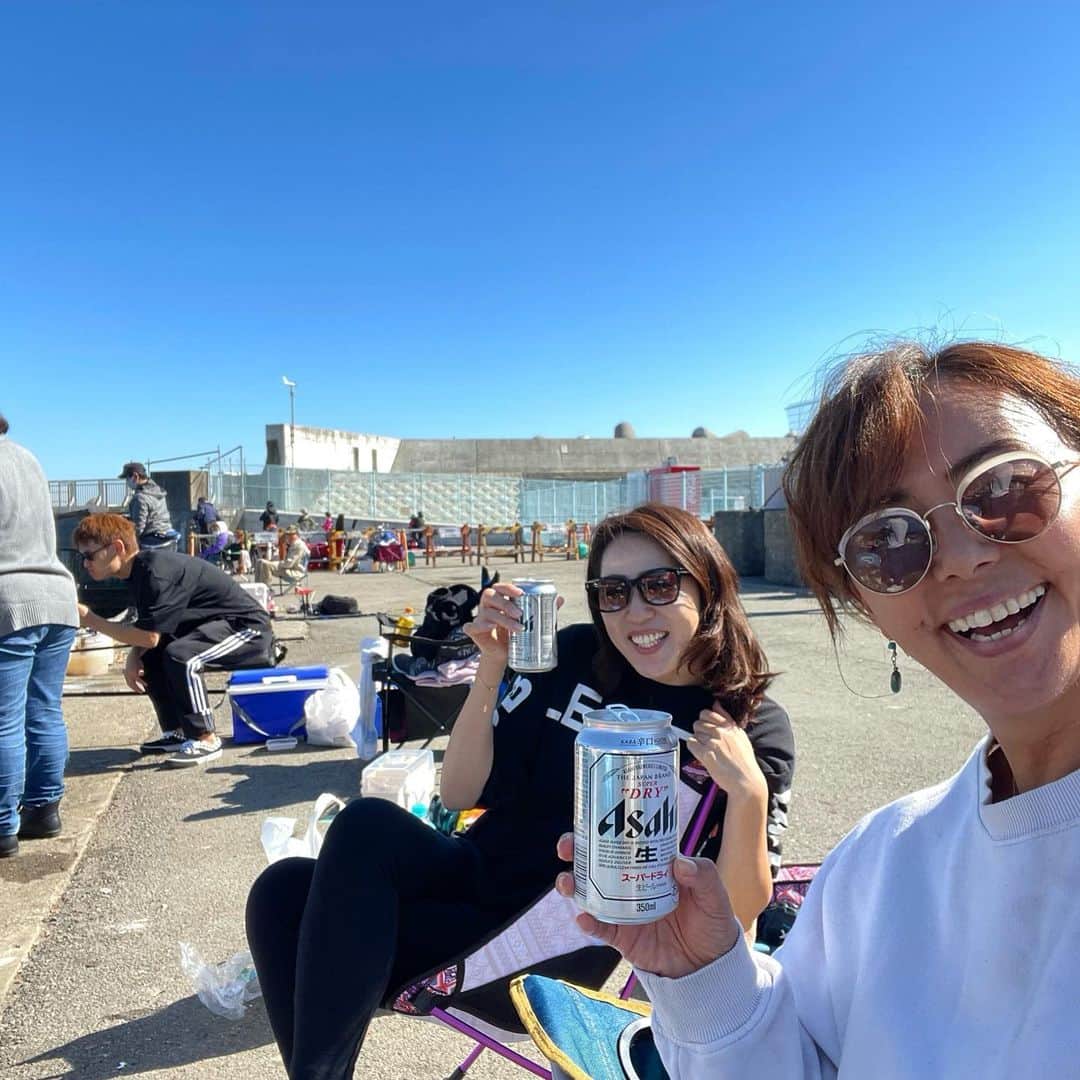 のインスタグラム：「久しぶりに熱海へ友達と遊びに行きましたー🤙  日本サップヨガ協会の仲間 @japansupyogaassociation  あきな　@aaaki_na  が熱海で通年サップヨガを開催してます🏄‍♀️  旦那さんのおさむちゃんは、横磯港でおさむ商店やってます🐟　@osamusyouten  おさむちゃんは漁師さんだから、朝一潜って採った、サザエや伊勢海老🦞など、新鮮な魚介でBBQできます❤️この写真の伊勢海老🦞のデカさよ❗️サザエも特大サイズ❗️とにかく、あきな&おさむちゃん夫妻の人柄も最高だし、隠れ家スポット的な横磯港も最高👌  熱海でサップクルージングに、サップヨガして、BBQ🙌完璧なこのフルコースで遊んでみませんかー🏄‍♀️お問い合わせは、あきな　@aaaki_na  もしくは、ehaco @atami_supehaco  まで、メッセージしてね🙏  あきなの産まれて2か月のベビ子を抱っこさせてもらって、もーおっぱい出ちゃいそうになりました🤣 私にとって、協会の仲間たちの赤ちゃんは、まるで孫のような気持ちで抱っこさせてもらいます👶はー、たまらん❤️仲間っていいね❤️ あきな、おさむちゃんいつもありがとー🤩これからもよろしくね🙏  #熱海  #サップヨガ #横磯港  #おさむ商店  #ehaco  #日本サップヨガ協会  #大好きな仲間」