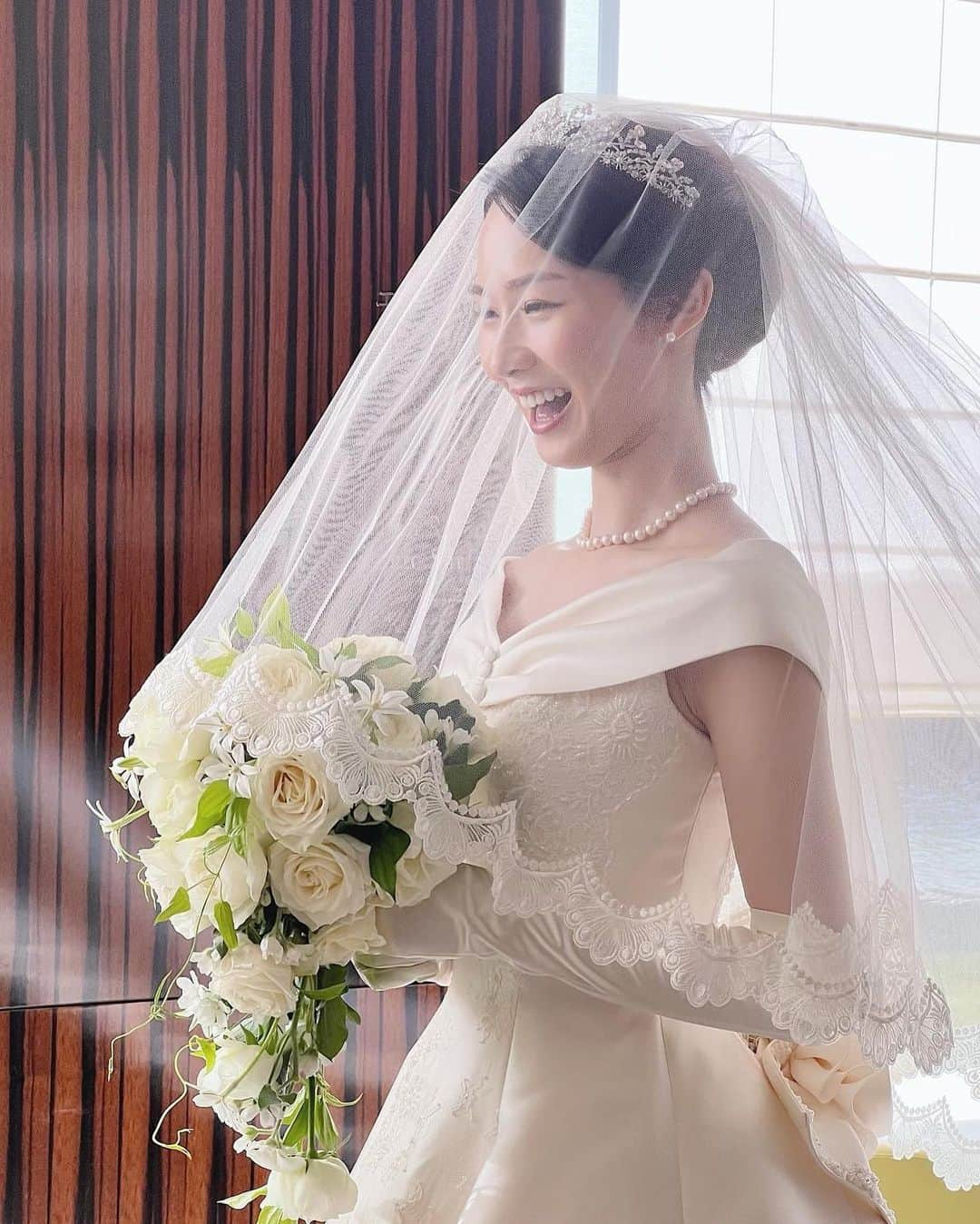 竹本実加さんのインスタグラム写真 - (竹本実加Instagram)「先週末は ロイヤルウェディング👰🏻‍♀️💫 ⁡ 綺麗めアップは 後ろ姿の抱き合わせ部分の 作り込みを丁寧に✨ ⁡ 丸みあるシルエットは 女性らしさを引き立てるので 遠くから見ても綺麗に見えるバランスを 心がけてます☺️ ⁡ ⁡ 笑ったお顔も凛とした姿も 全てが可愛いyukaさん。 品のある女性とはまさにこのこと！🤍🕊 ⁡ (一番最後の笑顔にキュン💕🙈) ⁡ ⁡ ┈┈┈┈┈┈┈┈┈┈┈ 𝕊𝕔𝕙𝕖𝕕𝕦𝕝𝕖 🗓 ┈┈┈┈┈┈┈┈┈┈┈ ⁡ 週末空き状況 ※10.25更新 予約は一年前の月より受付けております。 ⁡ ⁡ 【2021】 現在満枠となっております🙇🏻‍♀️ ⁡ 【2022】 ⁡ 1〜6月…🈵 7月…3(日), 23(土), 31(日) 8月…6(土), 7(日) 9月…4(日), 10(土),25(日) 10月…2(日), 23(日), 29(土), 30(日) ⁡ ⁡ ┈┈┈┈┈┈┈┈┈┈┈ ℂ𝕠𝕟𝕥𝕒𝕔𝕥 💫 ┈┈┈┈┈┈┈┈┈┈┈ ⁡ 👗 @chezrobe #ドレスコーディネートプラン ⁡ ドレスに合わせて、ヘアメイクと アクセサリーのコーディネートを ご提案させていただく前撮りプラン💎 ⁡ お問い合わせは @mydresser.bridal の プロフィールリンクより💁🏻‍♀️ ⁡ ⁡ ⁡ #クイックチェンジ #アップスタイル #ダウヘア #ポニーテール #ルーズアレンジ #リボンアレンジ #ロケーションフォト #前撮り #後撮り #前撮りヘアメイク #海外出張 #ハネムーン #艶 #ルーズ #アクセサリー #艶肌メイク  #ヘアメイク指名 #外注ヘアメイク #ブライダルヘアメイク #持ち込み美容 #ヘアアレンジ #結婚準備」10月26日 9時10分 - mika.mydresser