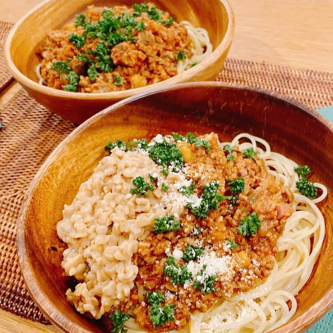 葉月里緒奈さんのインスタグラム写真 - (葉月里緒奈Instagram)「納豆ボロネーゼ。 美味しいのに家族は誰もトライしない(笑)。 #おうちごはん#夕ご飯#パスタ#ミートソースパスタ #ひきわり納豆トッピング#サラダのかわりにフルーツ#シャインマスカット#お野菜は別にオリーブオイルとバターで炒めてからお鍋にイン#味の染み込みが早くなる#翌日のお弁当の仕込みも一緒に#青椒肉絲の材料を切っておけば#朝炒めるだけで楽できる#rionahazuki」10月26日 9時22分 - riona_hazuki