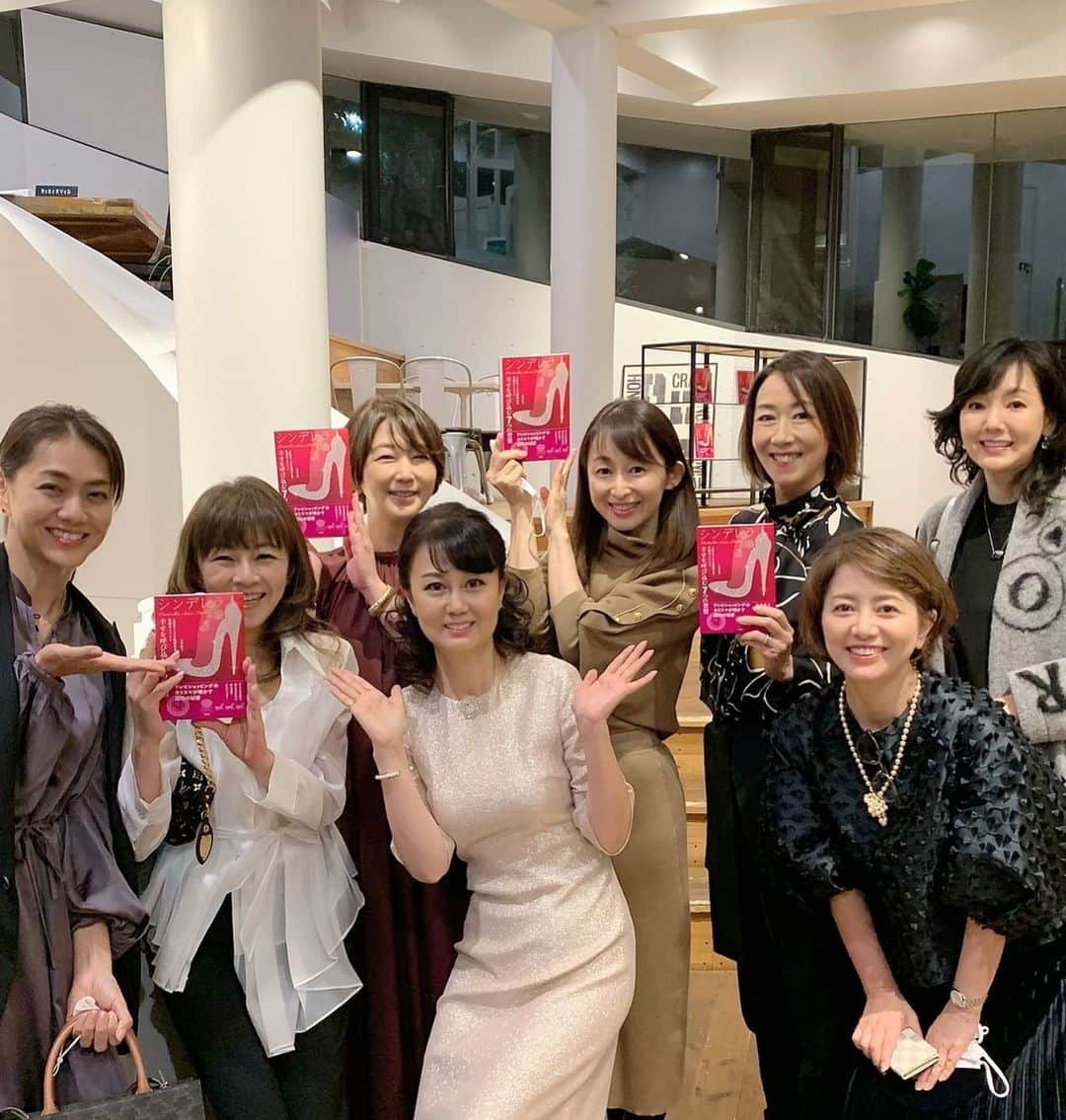 前田典子さんのインスタグラム写真 - (前田典子Instagram)「#シンデレラ　👠✨ #幸せを呼び込む7つの習慣  #小枝雅与　さん　#著書 @koedamasayo  #出版記念イベント へ #おめでとうございます🎉  エレガントでビューティーでパワフルでスマートでポジティブでゴルフも上手いし…✨✨✨✨✨ 大病、波瀾万丈を乗り越え 仕事もバリバリ💪 ご主人とも仲良くて  もう尊敬と憧れしかない😆❤️ カッコいいスーパーウーマン雅与さんの初の著書が発売されました💕 内容は 雅与さんの生き方や仕事において心がけている事や 幸せになるための習慣、ヒントなどで読めば 幸せになれる 気づきがあります🥰  出版を記念し、ギネス世界記録認定 シンデレラコレクター・プリンセスミュージアム主催 川田雅直氏の全面協力を得て、「代官山 モンキーギャラリー」にて期間限定のシンデレラ展を開催中です👠✨　10/31 まで入場無料  #シンデレラ💕✨ #小枝雅与さん  #草野満代さん#長野智子さん#中井美穂さん#永井美奈子さん#松本志のぶさん#とよた真帆ちゃん #前田典子　😁」10月26日 9時32分 - maenorichang