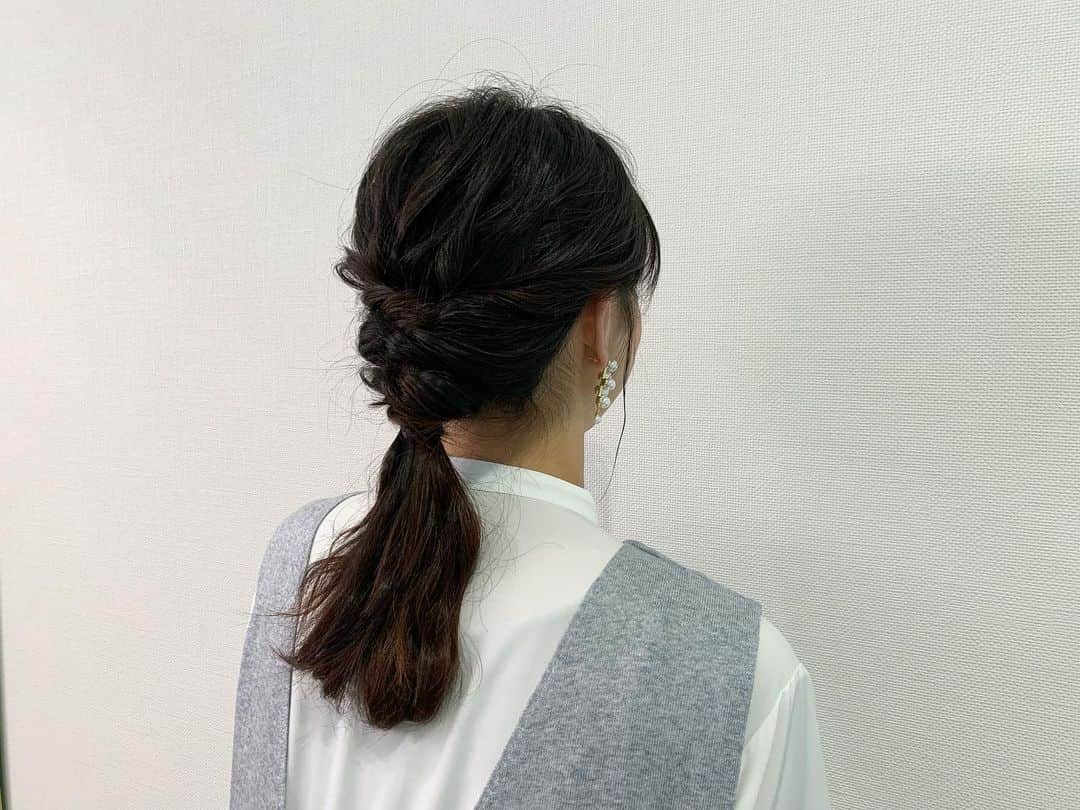 虎谷温子のインスタグラム：「今日も　@aic_hair_makeup  さんにいい感じにしていただきました！ 後ろから見たスタイルがOAには映らないので… 白い壁をバックにすべく、今日も涙ぐましい努力をしています🥺笑 #すまたん」