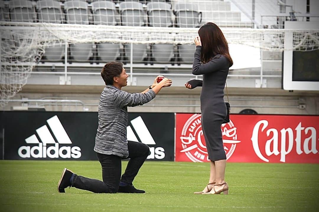 横山久美のインスタグラム：「She said “YES”!! Thank you for everyone!!  #プロポーズ大作戦  #washingtonspirit #audifield」