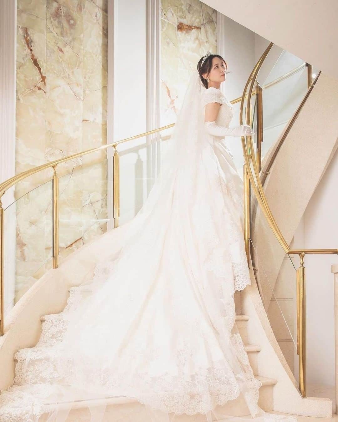 ♡プラコレWedding·⋆*さんのインスタグラム写真 - (♡プラコレWedding·⋆*Instagram)「@placole_dressy【#DRESSY花嫁 】 【#プラコレ】をつけて投稿&フォローしてね♩ . ＝＝＝＝＝＝＝＝ . Yumi Katsuraさんのドレスを 実際に着用された花嫁さまを紹介💭💓  まるでプリンセスのようなデザインが とてもおしゃれですよね👑✨ みなさんはどのドレスが好きですか？💛  . ＝＝＝＝＝＝＝＝ 👗Photo by... 1~2枚目>@komosan67 さん 3~4枚目>@maachan_bride さん  ＝＝＝＝＝＝＝＝ 『#DRESSY花嫁』『#プラコレ』の ハッシュタグをつけて写真をUPしてね✦ 花嫁アプリ『DRESSY by プラコレ』の 記事に掲載＆リグラムされるかも♩ . みなさまからのいいねや保存 コメントをお待ちしています♥ 「このウェディングドレス可愛い！」 「ヘアスタイルも気になる！！」 「今の花嫁さんの流行りは！？」etc. . ＝＝＝＝＝＝＝＝ \\花嫁アプリ // プロのアドバイザーに結婚式の相談を何度でも ウェディングドレスの記事や、 自分のウェディングレポを残せちゃう♡” . >>>TOPのURLからcheck✔️ @placole_dressy >>>結婚のご相談は プラコレウェディングアドバイザーへ♡ @wedding_adviser >>>ウェディングレポを残したいなら、 美花嫁図鑑 by プラコレをcheck ✎ @farny_wedding >>>ウェディングアイデア＆DIYは ドレシーアイデアをcheck ❁ @dressy_idea >>>おしゃれなファミリーフォトは ドレシーベイビーをcheck 𓏸 @dressy.baby ＝＝＝＝＝＝＝＝＝＝＝＝＝＝＝＝ . #プレ花嫁 #卒花 #花嫁 #卒花嫁 #結婚 #結婚式 #試着レポ #farnyレポ #2021秋婚 #2021冬婚 #2022春婚 #2022夏婚 #運命の一着 #ドレス試着 #ドレス選び #カラードレス試着 #前撮り #後撮り #ウェディングドレス #ネイビードレス #カラードレス #ブルードレス #グレードレス #桂由美 #yumkatsura #ブランドドレス」10月26日 10時08分 - placole_dressy