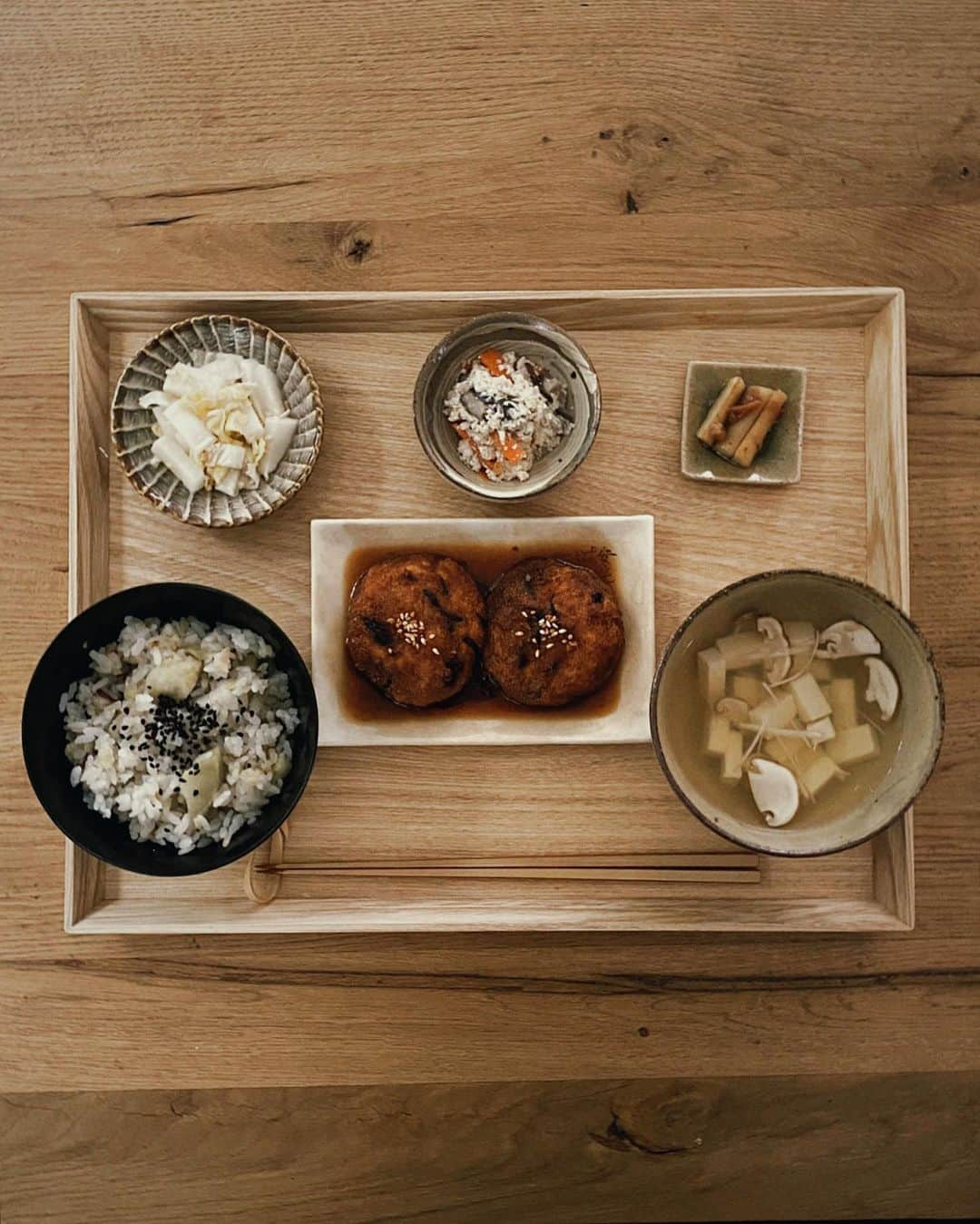 ローラさんのインスタグラム写真 - (ローラInstagram)「Vegan Japanese washoku at home🤍🇯🇵 きょうもだいすきな和食の時間♪  えっと、、、さいきん秋の食材にわくわくをしすぎて一日中台所に立っているモカローラです🧖🏼‍♀️  さて、きょうは、はじめての、がんもどきにチャレンジしてみましたぁ〜❕　お肉を食べない精進料理にでてくるがんもどき。　干し椎茸から取り出した出汁も一滴も無駄にしない調理法に感動をして思わず涙がでてきそうだったよ☺️  10個も作っちゃったから、R330のチームのみんなにお振る舞いをしたよ♪  左上は、塩麹で漬けた白菜と大根のお漬物。腸を元気にする生きている菌がたっぷりだよ🥬  真ん中上は椎茸と人参の白和🥕  右1番上は、自家製ごぼうの梅煮。  右下の器には、松茸とお豆腐のお吸い物。  左下は、土鍋のさつま芋ご飯だよ🍠  美味しい日本酒といただきました😁🍶  秋の食材に心から感謝🙏ありがとうありがとう♪  みんなも、ゆっくり秋の時間を楽しんでね〜🤍  #有機野菜　#精進料理　#shojin  #washoku  #オーガニックの日本食は地球をすくうよ🤍」10月26日 10時26分 - rolaofficial