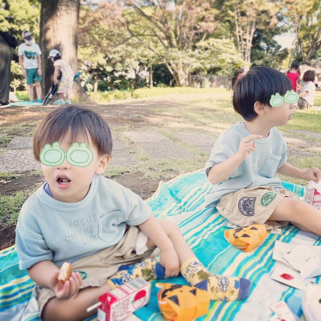 神戸蘭子さんのインスタグラム写真 - (神戸蘭子Instagram)「今月は気力も出てきて、久々に公園へ！ 2歳の子は1人でこげる。 5歳の子は、私の教え方が下手なのかな‥まだタイミングが難しいな😯  #子供とお出かけ #ピクニック　#男の子ママ　#2人育児  #ブランコ #ママライフ　#ブランコの乗り方」10月26日 10時23分 - ranran0414