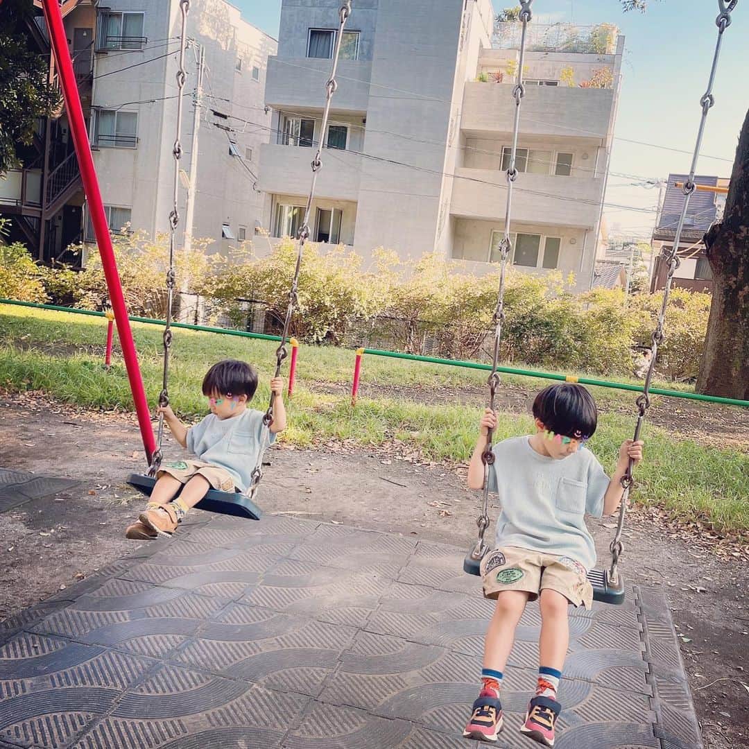 神戸蘭子のインスタグラム：「今月は気力も出てきて、久々に公園へ！ 2歳の子は1人でこげる。 5歳の子は、私の教え方が下手なのかな‥まだタイミングが難しいな😯  #子供とお出かけ #ピクニック　#男の子ママ　#2人育児  #ブランコ #ママライフ　#ブランコの乗り方」