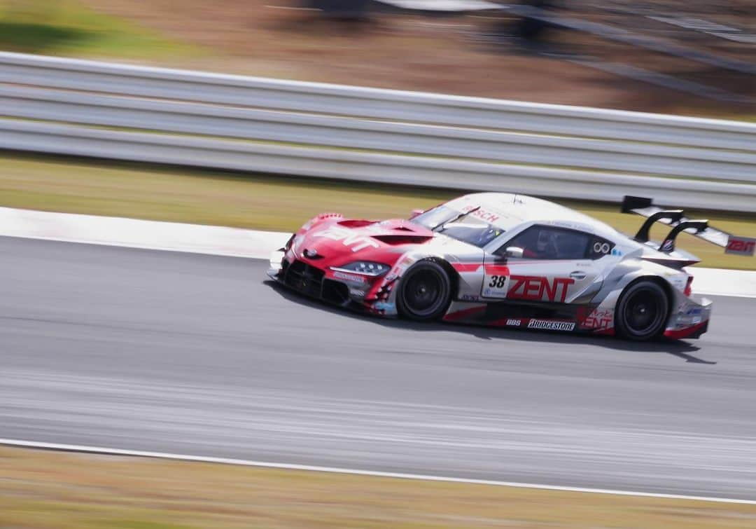 藤井マリーさんのインスタグラム写真 - (藤井マリーInstagram)「#SUPERGT Rd.6 オートポリス  ❤️TGR TEAM ZENT CERUMO 🚗ZENT CERUMO GR Supra サクセスウエイト22㌔  シーズンで1番ウエイトが積まれるこの第6戦 次戦は半減、最終戦はウエイトなし ということを考えるとなんとしてでもここで勝ちたい！！！  決勝は10番手からスタート！ 担当ドライバーは立川選手でした🔥 ひとつずつ序盤から順位をあげながら、エンジン交換で課せられたペナルティを消化。 コースに戻った時点で13番手。  前方車両とも大きく差がついてしまいましたが、チームにとってはありがたいFCYからのSCの導入！！  クラスごとに整列し直してリスタートのため、差がなくなり追い上げのチャンスが到来！！  大きなクラッシュやタイヤがはずれてしまう車両も… 荒れるオートポリスに心臓がどくどくしてました😭  ピット作業を済まし石浦選手にドライバーチェンジ コース復帰で14番手最下位。  だけどチームは最後まで絶対に諦めません。 ここから逆襲がはじまりました！！  周回をかさねるごとにライバルをパスし、 モニターには映し出されていないのが悔しいくらいに順位をどんどんあげていく38号車  GT500クラス最後尾から一気に6位まで順位をあげました！  先頭とは大きく差があったものの、5台絡みの2位争いに乱入！！ ようやくモニターにうつりましたー！！ ピット内ではものすごい勢いの追い上げをしている38号車に気づいて！気づいて！と私たちは念を送ってました😂  お団子状態の激しいバトルから頭を出したのは38号車！！ 一気に2位まであがりました！！  念が通じたのか実況のピエールさんが なんと！実況でZENTsweetiesの名前をだしてくださいました！！ 嬉しすぎますーー😭😭😭😭  先頭とは大きく離れていたので、そこからは危なげなく２位をしっかり守りチェッカー🏁  今シーズン初の表彰台を獲得しましたー！！🎉🎉🎉  ずっとずっと見たかった光景をやっと、ようやく見ることができました！！  こんなに嬉しい２位は今までなかったです。優勝に値する２位だと思います！！！  ドライバーさん、メカさん、エンジニアさん、マネージャーさんの喜ぶ姿を近くで見られて幸せでした😭😭  SNSでもチームの勝利をずっと信じて待っていてくださったZENTファンの皆様の喜びのツイートを沢山見て、本当に愛されている素敵なチームだと実感しました😭😭  いままでの不運、不調を全て跳ね除けたレース！！ 脳内に永久保存！！  残り２戦となりましたがこの勢いのまま、駆け抜けていきたいと思います！！  チームの頑張る姿を1番近くで応援させていただけて私は本当に幸せものです。  #SGT #supergt2021 #ZENT #zentsweeties #TOYOTA #toyotagazooracing #grsupra #CERUMO #モータースポーツ #車 #オートポリス #スポーツカー #コスチューム   定期プロフィール🥀  #くびれ 55cm #おしり 1m #砂時計くびれ  #レースクイーン #グラビアアイドル #talent #mixgirl  #骨格ストレート #トレーニング女子 #ボクシング女子 元 #美容部員 #ショートカット #japanesegirl #藤井マリー」10月26日 10時44分 - fujimary_6