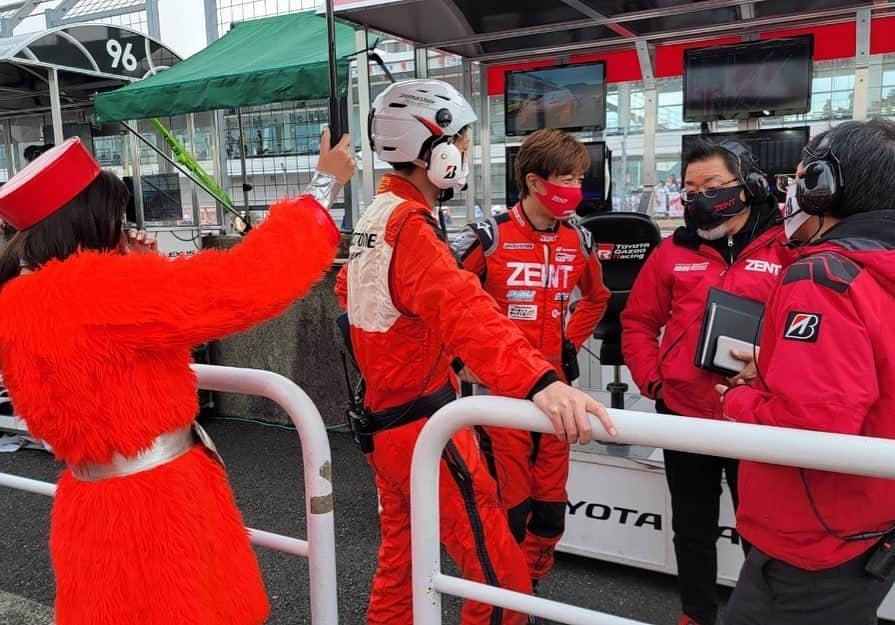 藤井マリーさんのインスタグラム写真 - (藤井マリーInstagram)「#SUPERGT Rd.6 オートポリス  ❤️TGR TEAM ZENT CERUMO 🚗ZENT CERUMO GR Supra サクセスウエイト22㌔  シーズンで1番ウエイトが積まれるこの第6戦 次戦は半減、最終戦はウエイトなし ということを考えるとなんとしてでもここで勝ちたい！！！  決勝は10番手からスタート！ 担当ドライバーは立川選手でした🔥 ひとつずつ序盤から順位をあげながら、エンジン交換で課せられたペナルティを消化。 コースに戻った時点で13番手。  前方車両とも大きく差がついてしまいましたが、チームにとってはありがたいFCYからのSCの導入！！  クラスごとに整列し直してリスタートのため、差がなくなり追い上げのチャンスが到来！！  大きなクラッシュやタイヤがはずれてしまう車両も… 荒れるオートポリスに心臓がどくどくしてました😭  ピット作業を済まし石浦選手にドライバーチェンジ コース復帰で14番手最下位。  だけどチームは最後まで絶対に諦めません。 ここから逆襲がはじまりました！！  周回をかさねるごとにライバルをパスし、 モニターには映し出されていないのが悔しいくらいに順位をどんどんあげていく38号車  GT500クラス最後尾から一気に6位まで順位をあげました！  先頭とは大きく差があったものの、5台絡みの2位争いに乱入！！ ようやくモニターにうつりましたー！！ ピット内ではものすごい勢いの追い上げをしている38号車に気づいて！気づいて！と私たちは念を送ってました😂  お団子状態の激しいバトルから頭を出したのは38号車！！ 一気に2位まであがりました！！  念が通じたのか実況のピエールさんが なんと！実況でZENTsweetiesの名前をだしてくださいました！！ 嬉しすぎますーー😭😭😭😭  先頭とは大きく離れていたので、そこからは危なげなく２位をしっかり守りチェッカー🏁  今シーズン初の表彰台を獲得しましたー！！🎉🎉🎉  ずっとずっと見たかった光景をやっと、ようやく見ることができました！！  こんなに嬉しい２位は今までなかったです。優勝に値する２位だと思います！！！  ドライバーさん、メカさん、エンジニアさん、マネージャーさんの喜ぶ姿を近くで見られて幸せでした😭😭  SNSでもチームの勝利をずっと信じて待っていてくださったZENTファンの皆様の喜びのツイートを沢山見て、本当に愛されている素敵なチームだと実感しました😭😭  いままでの不運、不調を全て跳ね除けたレース！！ 脳内に永久保存！！  残り２戦となりましたがこの勢いのまま、駆け抜けていきたいと思います！！  チームの頑張る姿を1番近くで応援させていただけて私は本当に幸せものです。  #SGT #supergt2021 #ZENT #zentsweeties #TOYOTA #toyotagazooracing #grsupra #CERUMO #モータースポーツ #車 #オートポリス #スポーツカー #コスチューム   定期プロフィール🥀  #くびれ 55cm #おしり 1m #砂時計くびれ  #レースクイーン #グラビアアイドル #talent #mixgirl  #骨格ストレート #トレーニング女子 #ボクシング女子 元 #美容部員 #ショートカット #japanesegirl #藤井マリー」10月26日 10時44分 - fujimary_6