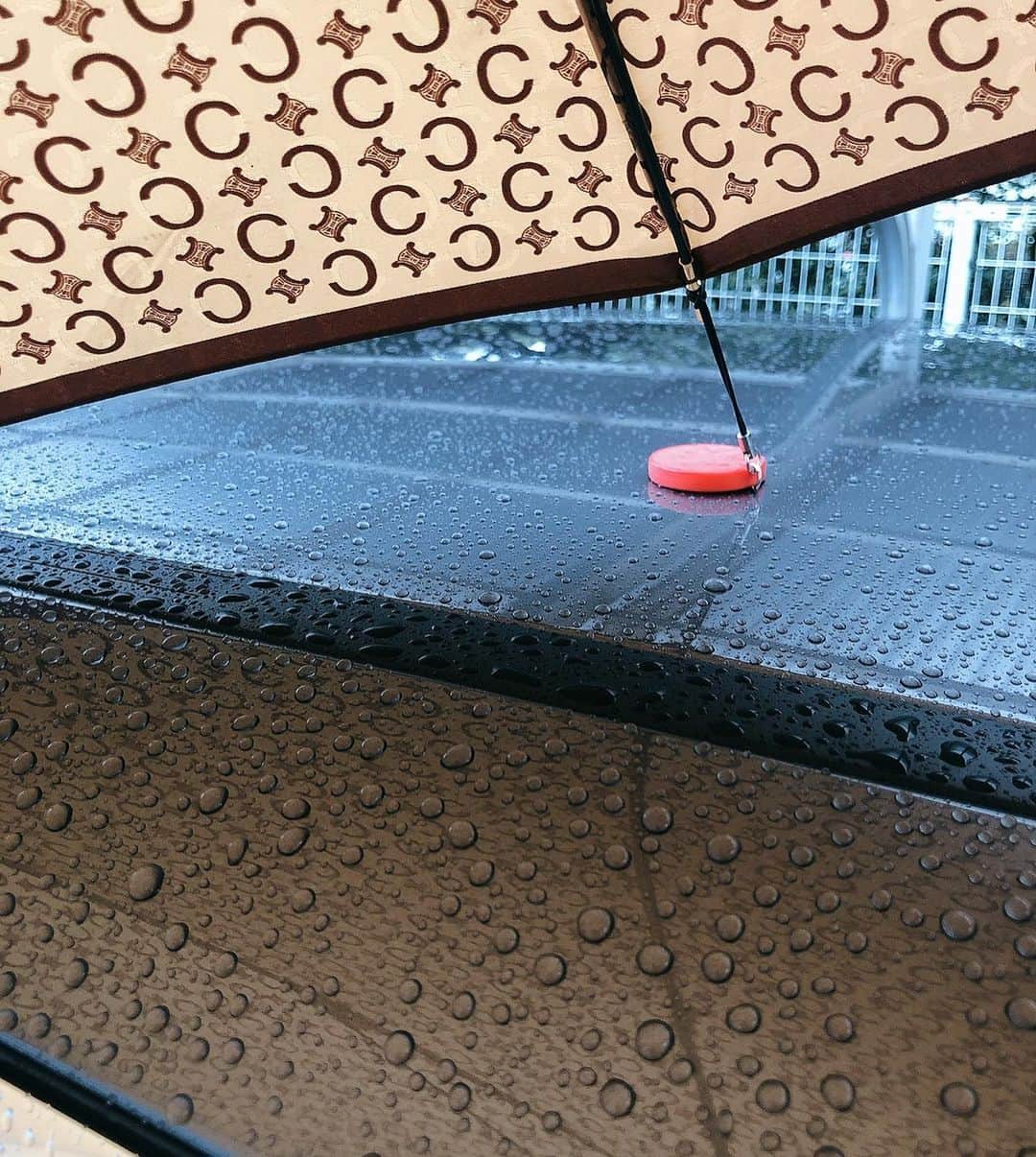中野美奈子さんのインスタグラム写真 - (中野美奈子Instagram)「昨日は雨の中、うどん県のお仕事でした！ はじめての現場で優しいスタッフの方にほっこり♡  インスタで紹介されてて購入した雨の日アイテム！ 傘に引っかけるだけで、車体と傘がうまく引っ付いて傘が自立。 赤ちゃんを乗せる時も濡れない、両手が使えて便利〜。  インスタから得る情報が多くて、ありがたいことです。  #うどん県   #雨の日に便利なグッズ #choito  #生後4か月  #首すわりました💮   #中野美奈子」10月26日 10時43分 - minako_nakano.official
