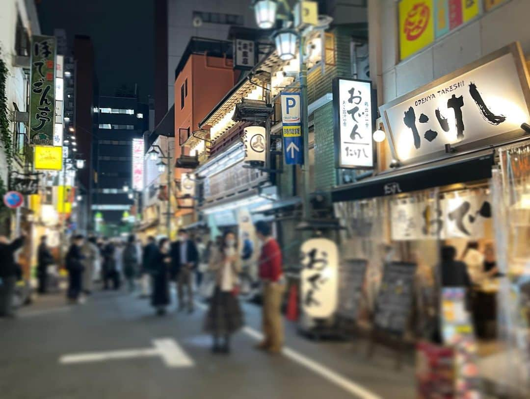 下村彩里さんのインスタグラム写真 - (下村彩里Instagram)「月曜日から 東京も飲食店の時短営業要請が解除となりました。  第6波への心配もある中、まだまだ気は抜けないものの、 少しずつ、明るい街並みがみえてくるのでしょうか。  去年の12月 気象情報で新橋駅前から中継した時。  例年は忘年会シーズンで多くの人で賑わうSL広場にも人がまばらで イルミネーションのキラキラとした灯りと、けたたましいBGMだけがむなしく鳴り響いていたのを思い出します。  眠らない街東京の街並みがすっかり変わり果てた様子を見て、胸が締め付けられるような気持ちになりました。  「コロナが落ち着いたらご飯いこうね」 何度も友人たちと交わしてきた会話...。  この2年弱の間で、食事を交わしながら 友人や仲間と話すこと、今までは「当たり前」と思っていたことが、いかに楽しく平和で「貴重な時間」だったかをあらためて感じました。  この「貴重な時間」を大切に。  街がコロナ前の活気を取り戻してくれる事を願い、 飲食店の通常営業がこのまま ずっと続いてくれる事を願いつつ、  そのためにも 私達1人1人できる 感染対策をしっかりと行って 「貴重な時間」を守っていけたらなと思います。  #1枚目 #札幌ラーメン桑名 #東京 @sapporokuwana   ※撮影時のみマスクを外しています。  #2枚目 #パストール　#千葉  #3枚目 #世炉思食　#千葉 @izakaya_yoroshiku   #4枚目　#5枚目 #ダイニングバー高樹　#東京 @takagiyotu3   #6枚目　 #時短要請解除初日 #新宿の街並み  #感謝#報道ステーション#取材#フィールドリポーター#下村彩里#テレビ明日」10月26日 10時55分 - sairi.shimomura_ex