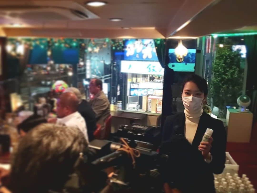 下村彩里さんのインスタグラム写真 - (下村彩里Instagram)「月曜日から 東京も飲食店の時短営業要請が解除となりました。  第6波への心配もある中、まだまだ気は抜けないものの、 少しずつ、明るい街並みがみえてくるのでしょうか。  去年の12月 気象情報で新橋駅前から中継した時。  例年は忘年会シーズンで多くの人で賑わうSL広場にも人がまばらで イルミネーションのキラキラとした灯りと、けたたましいBGMだけがむなしく鳴り響いていたのを思い出します。  眠らない街東京の街並みがすっかり変わり果てた様子を見て、胸が締め付けられるような気持ちになりました。  「コロナが落ち着いたらご飯いこうね」 何度も友人たちと交わしてきた会話...。  この2年弱の間で、食事を交わしながら 友人や仲間と話すこと、今までは「当たり前」と思っていたことが、いかに楽しく平和で「貴重な時間」だったかをあらためて感じました。  この「貴重な時間」を大切に。  街がコロナ前の活気を取り戻してくれる事を願い、 飲食店の通常営業がこのまま ずっと続いてくれる事を願いつつ、  そのためにも 私達1人1人できる 感染対策をしっかりと行って 「貴重な時間」を守っていけたらなと思います。  #1枚目 #札幌ラーメン桑名 #東京 @sapporokuwana   ※撮影時のみマスクを外しています。  #2枚目 #パストール　#千葉  #3枚目 #世炉思食　#千葉 @izakaya_yoroshiku   #4枚目　#5枚目 #ダイニングバー高樹　#東京 @takagiyotu3   #6枚目　 #時短要請解除初日 #新宿の街並み  #感謝#報道ステーション#取材#フィールドリポーター#下村彩里#テレビ明日」10月26日 10時55分 - sairi.shimomura_ex