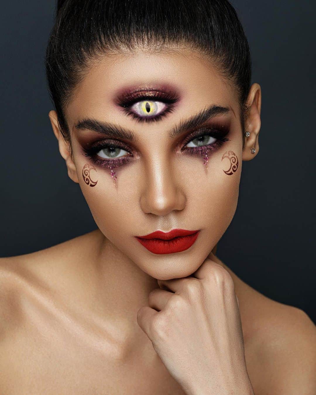 MakeupPlusのインスタグラム：「1, 2, 3 or 4 for Halloween? Comment below. #makeupplus #halloween #halloweenmakeup」