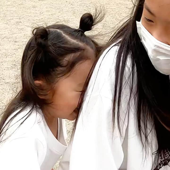 れのれらTVのインスタグラム：「長女れのんに激突、三女れおな🤣  https://youtu.be/5Ljk-KDwsfo」