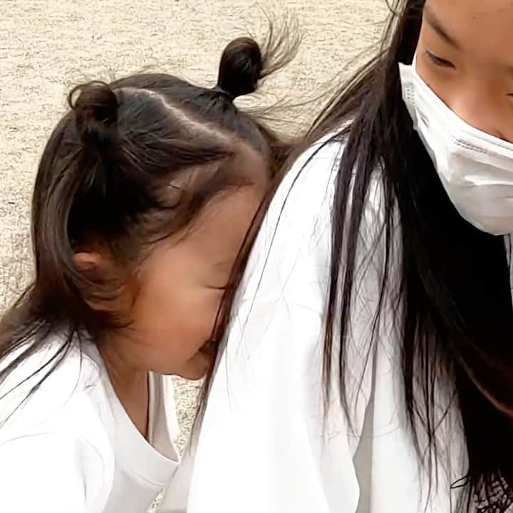 れのれらTVのインスタグラム：「長女れのんに激突する三女れおな🤣  続きはYouTubeで😍❣️ https://youtu.be/5Ljk-KDwsfo  #れのれらtv #公園 #3姉妹」