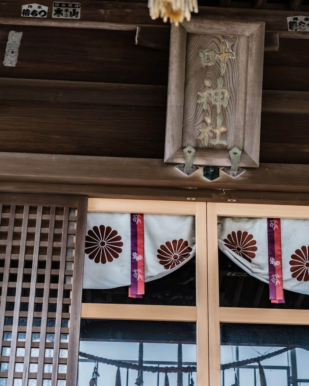 SHOCK EYEさんのインスタグラム写真 - (SHOCK EYEInstagram)「横須賀の浦賀にある叶神社⛩  なんだか、どんな願い事でも叶いそうな凄い名前の神社さん。  実は、仲良しの上地雄輔の地元の神社で、家族共々、子供の頃から今もずっと参拝してる神社さんなんだって✨  てか、すんごい好きな感じ👌✨  東と西と２つの叶神社を、渡し船に乗って行き来する。 そんな素敵な雰囲気の場所。  海のすぐそばで夏の晴れ間は潮風と日差しが凄く気持ちいい☀️  この日は急な雨に降られて、どうしようと、東叶神社で1人雨宿りしていたら、 親切なファンの方に出会い、傘を頂いちゃって、、、  早速ご利益が😆  その節は本当に助かりました。 ありがとうごさいました🙏  遊助曰く本当に願いの叶う神社らしいので、 是非行ってみてね＾＾  #叶神社 #西叶神社 #東叶神社 #横須賀 #浦賀 #上地雄輔 #遊助 #神社 #shrine #パワースポット #浦賀の渡し」10月26日 12時13分 - shockeye_official