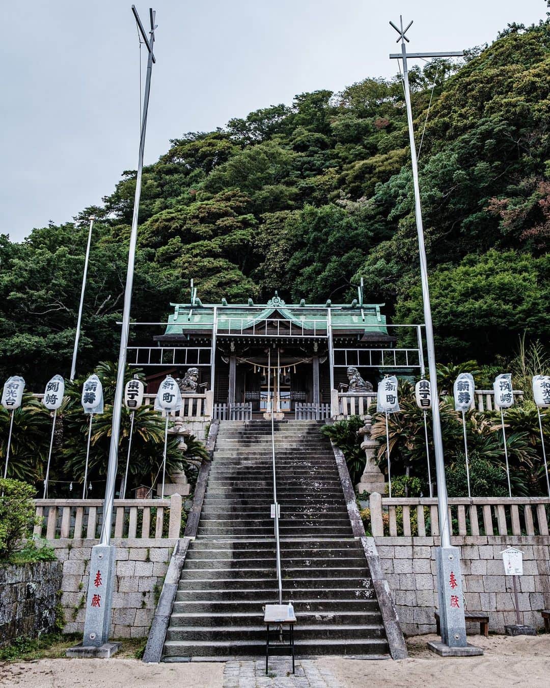 SHOCK EYEさんのインスタグラム写真 - (SHOCK EYEInstagram)「横須賀の浦賀にある叶神社⛩  なんだか、どんな願い事でも叶いそうな凄い名前の神社さん。  実は、仲良しの上地雄輔の地元の神社で、家族共々、子供の頃から今もずっと参拝してる神社さんなんだって✨  てか、すんごい好きな感じ👌✨  東と西と２つの叶神社を、渡し船に乗って行き来する。 そんな素敵な雰囲気の場所。  海のすぐそばで夏の晴れ間は潮風と日差しが凄く気持ちいい☀️  この日は急な雨に降られて、どうしようと、東叶神社で1人雨宿りしていたら、 親切なファンの方に出会い、傘を頂いちゃって、、、  早速ご利益が😆  その節は本当に助かりました。 ありがとうごさいました🙏  遊助曰く本当に願いの叶う神社らしいので、 是非行ってみてね＾＾  #叶神社 #西叶神社 #東叶神社 #横須賀 #浦賀 #上地雄輔 #遊助 #神社 #shrine #パワースポット #浦賀の渡し」10月26日 12時13分 - shockeye_official