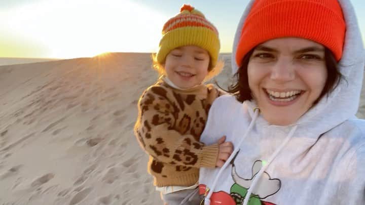 のインスタグラム：「Running down sand dunes full speed and letting my inner child play with my actual child and my brother felt like the best way to celebrate turning 36 !  And a happy birthday to me ! 🌞」