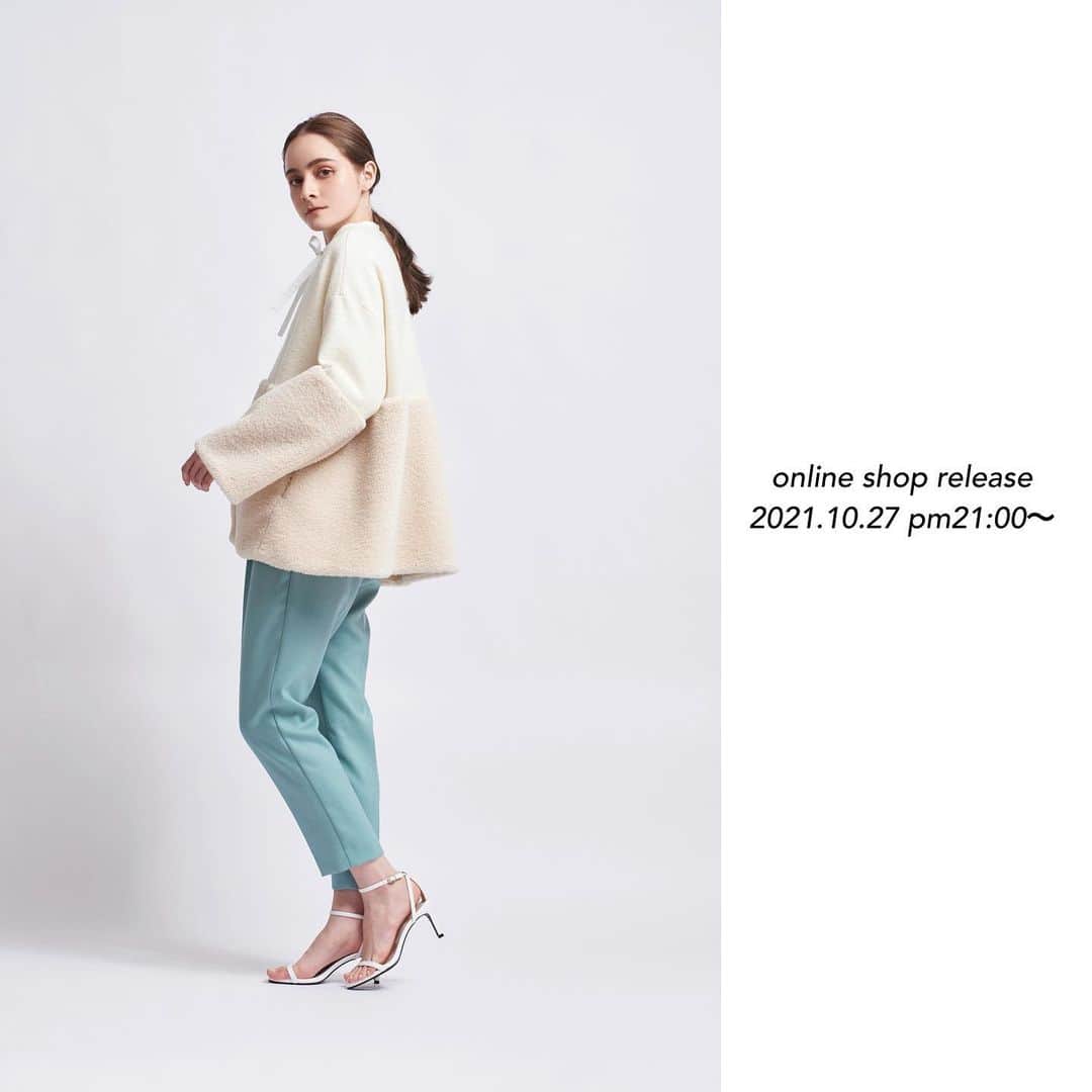 yoriのインスタグラム：「*online shop release * ・ ・ 10/27 pm21:00〜よりonline shop にて2021 autumn&winter新作が発売いたします！  #Vネックファーショートコート col.  オフホワイト、ブラック size. free ¥33,000  #yori_japan」