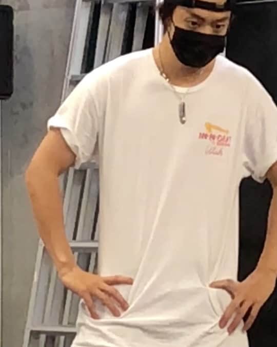 伊藤健太郎のインスタグラム：「今日は秋っぽい空気ですね。。。  稽古、楽しいです！  皆さんも楽しい1日を😁  kentaro」